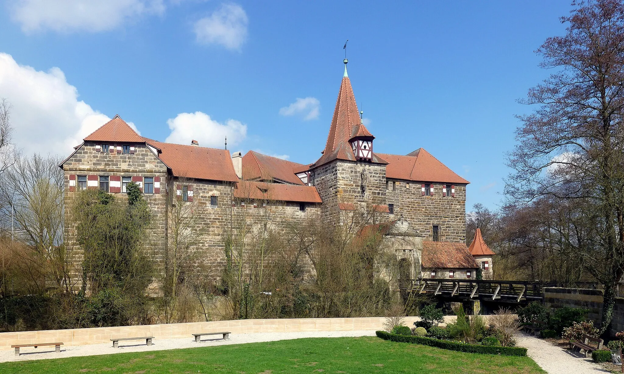 Photo showing: Wenzelschloss bei Lauf an der Pegnitz. Die ehemalige Kaiserresidenz liegt auf einer Insel in der Pegnitz in Franken. Die heutige Anlage wurde im 14. Jahrhundert erbaut und wird seit 1985 von der Akademie der Bildenden Künste Nürnberg als Außenstelle genutzt. Im Schloss ist der wohl europaweit bedeutendste Wappensaal aus dem Jahre 1360 mit etwa 120 Wappen erhalten.