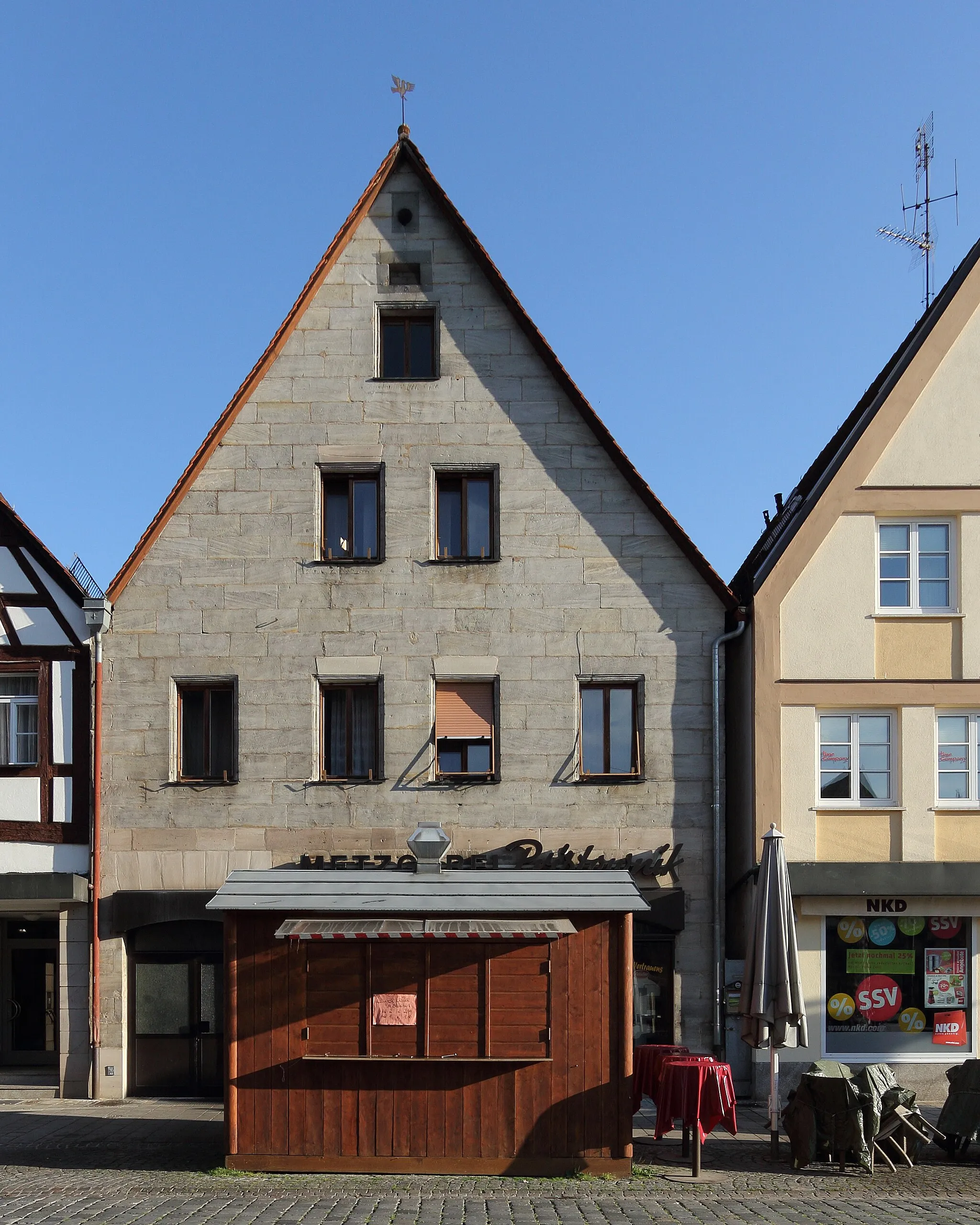 Photo showing: de:Lauf an der Pegnitz - Marktplatz 14 - Wohn- und Geschäftshaus, zweigeschossiger Sandsteinquaderbau mit Steildach, 1. Hälfte 19. Jh.