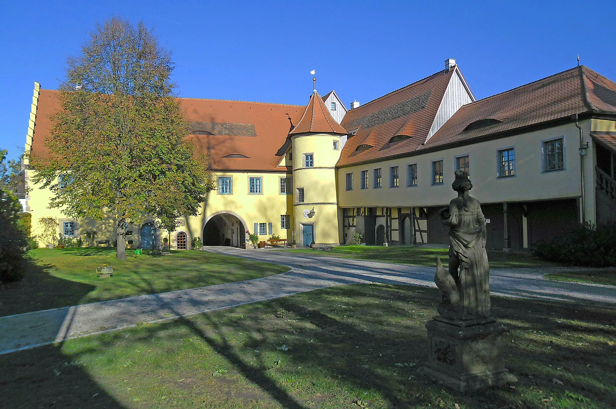 Photo showing: Innenhof des Adelsdorfer Schlosses mit rundem Treppenturm