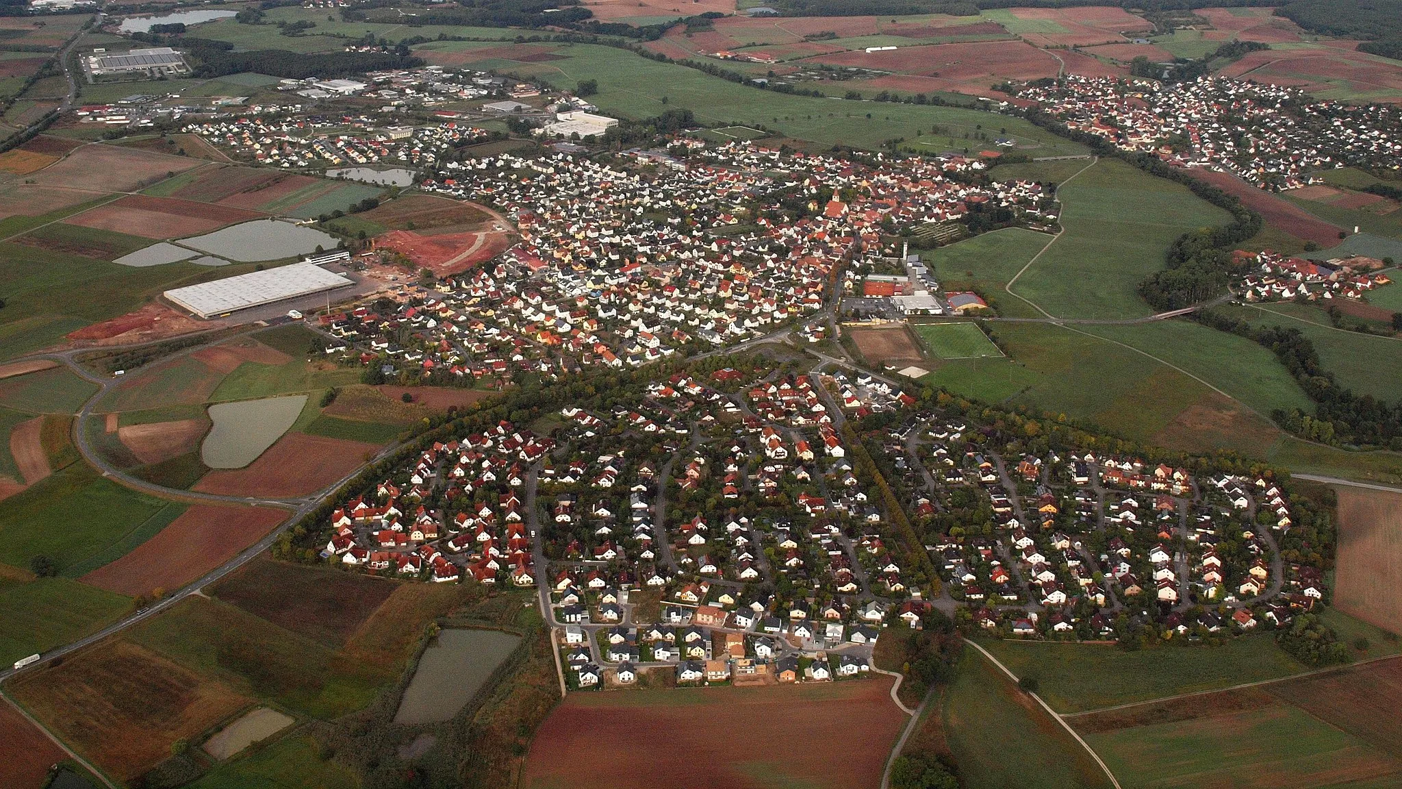 Photo showing: Adelsdorf, Luftaufnahme (2015)