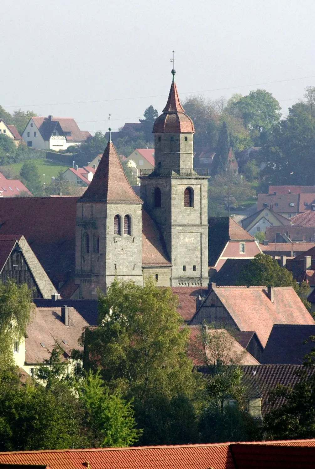 Photo showing: *Stiftskirche aus der Entfernung
Feuchtwangen
Erlaubnis wurde von der Tourist Information erteilt.