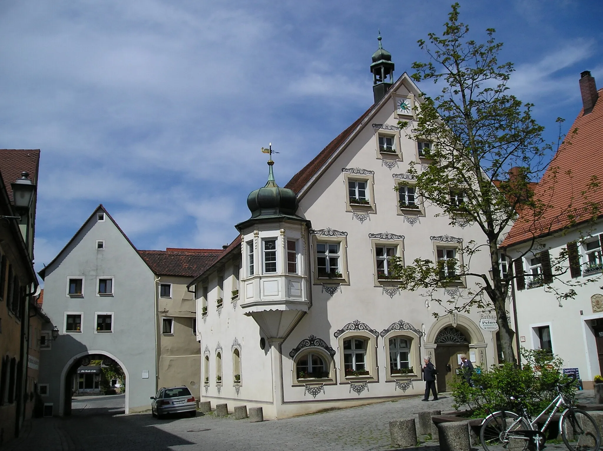 Photo showing: Old baroque town hall in the old town of Gräfenberg (Franconian Swiss mountain range, north Bavaria, Germany) at the central market place. On the left you can see the "Egloffsteiner Tor" gate in the city wall still sourrounding a substantial part of the old town.