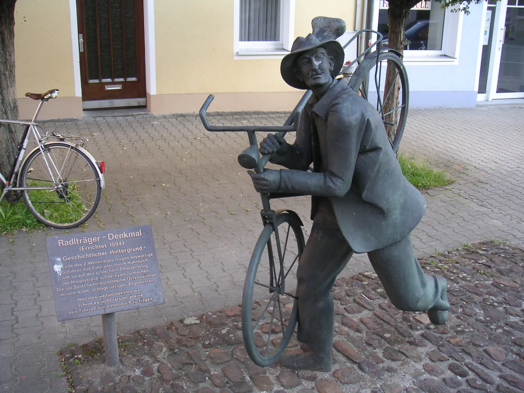 Photo showing: Fahrradlträger-Denkmal in 92256 Hahnbach