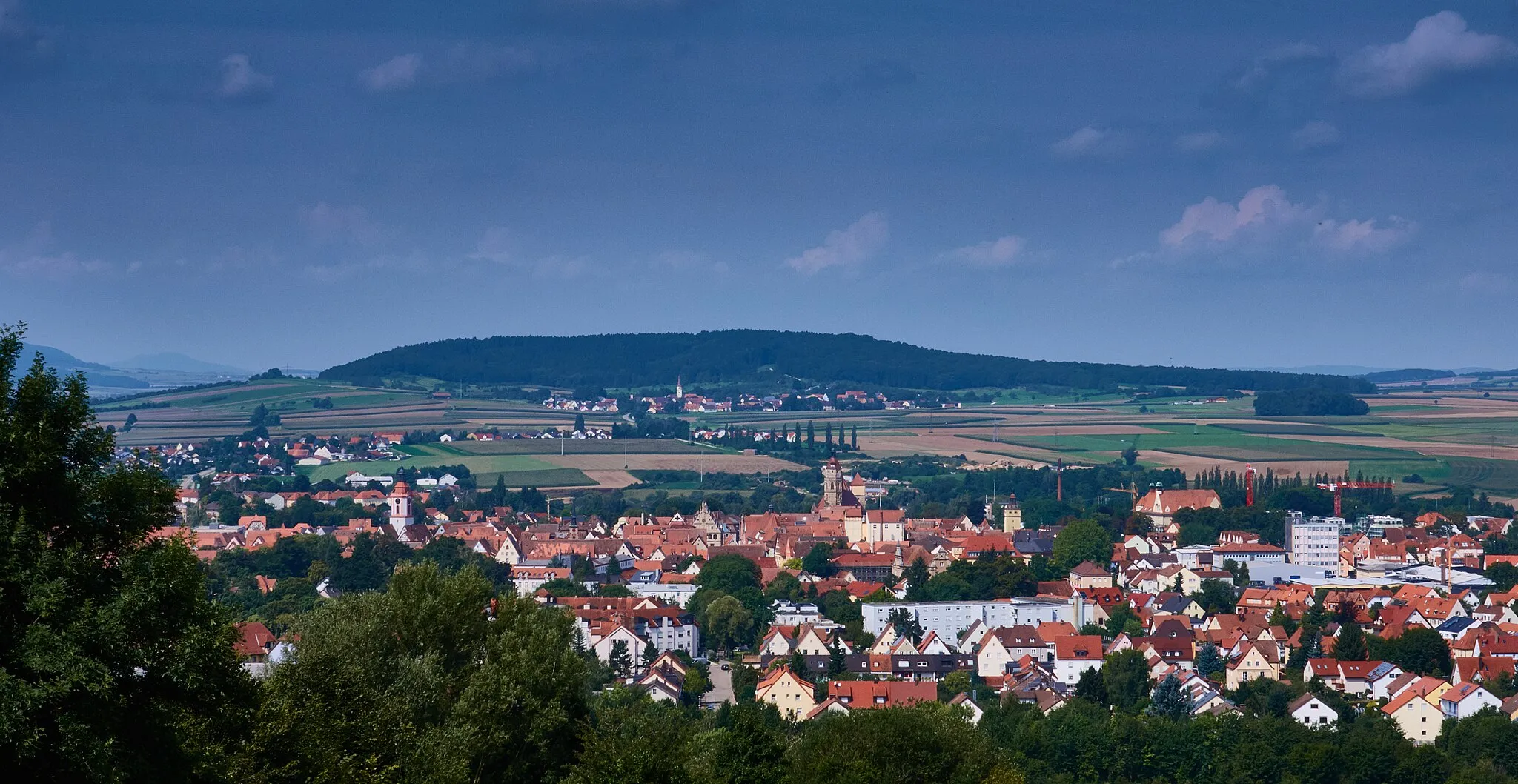 Photo showing: Im Vordergrund Weißenburg, dahinter Weimersheim vor dem Flüglinger Berg, einem Zeugenberg der Weißenburger Alb