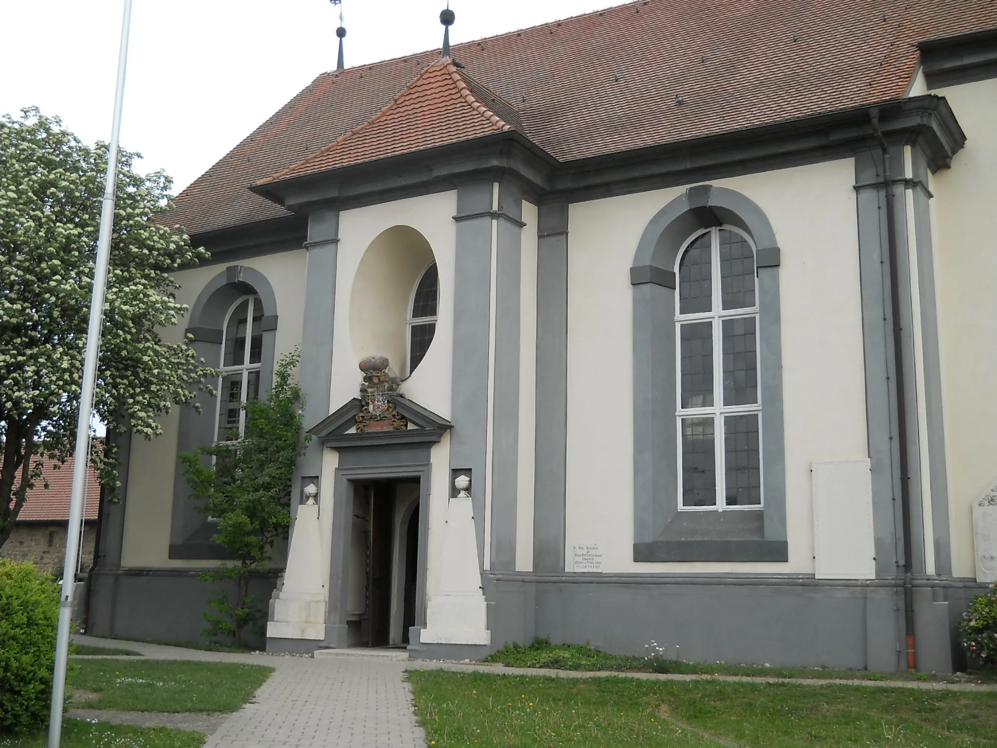 Photo showing: Dittenheim, Gemeinde im mittelfränkischen Landkreis Weißenburg-Gunzenhausen (Bayern), evang.-luth. Pfarrkirche St. Peter und Paul, Südfront mit Portalvorbau am mittleren Joch