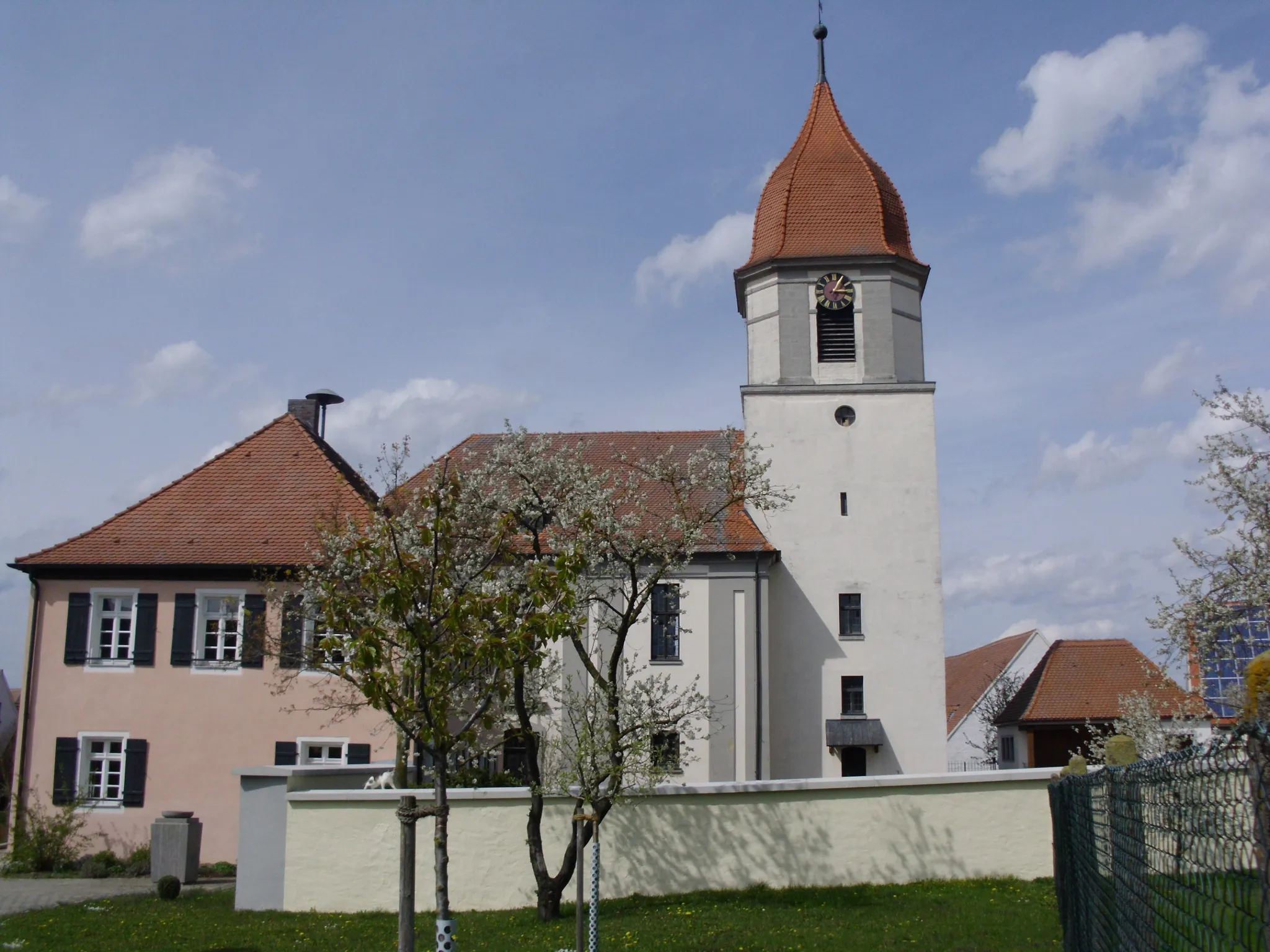 Photo showing: Sammenheim, Ortsteil der Gemeinde Dittenheim im mittelfränkischen Landkreis Weißenburg-Gunzenhausen, Kirche und Evangelisches Gemeindehaus
