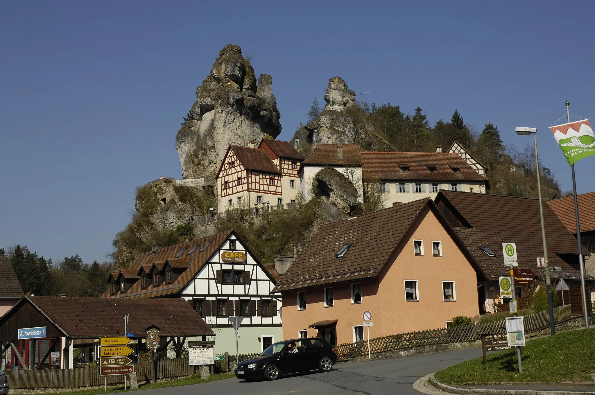 Photo showing: Tüchersfeld, Bebauung an den Felsen im Püttlachtal