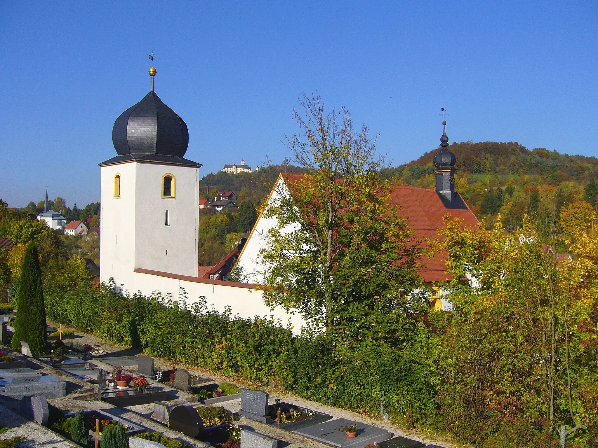 Photo showing: Heiligenstadt Kirchen und Greifenstein vom Friedhof