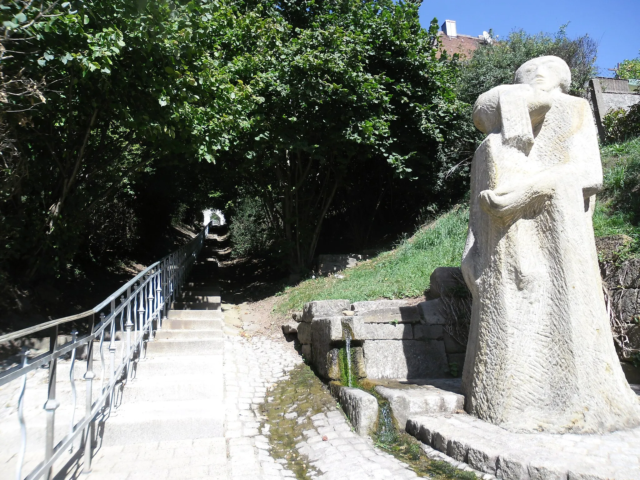 Photo showing: St. Vitus Fountain (Vitusbrunnen) at the foot of Church Mountain (Kirchberg)