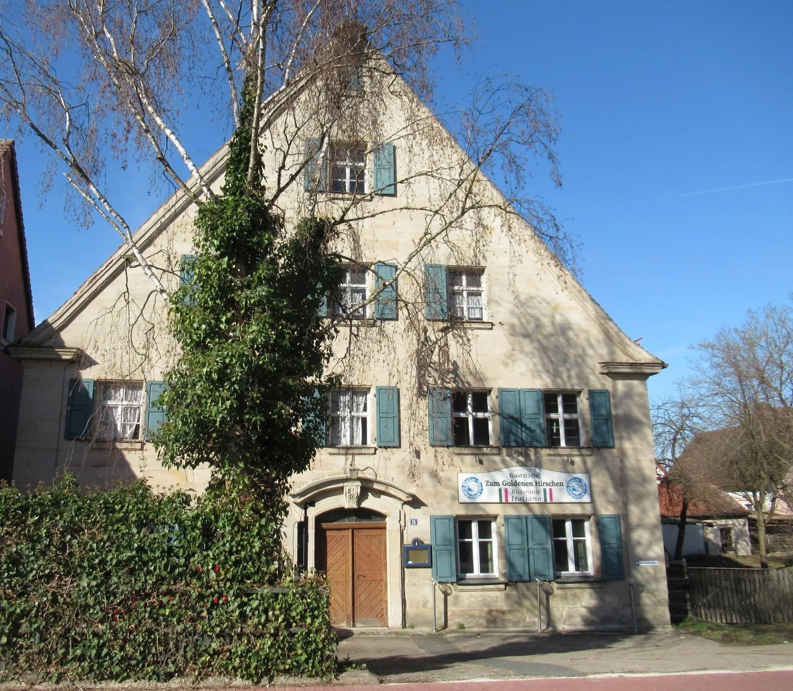 Photo showing: "Zweigeschossiger, giebelständiger Sandsteinquaderbau mit Steilsatteldach und Aufzugsdächlein, im Kern Fachwerkanlage des 17./18. Jahrhunderts, bezeichnet mit „1760“. 
Quelle Wikipedia: Liste der Baudenkmäler