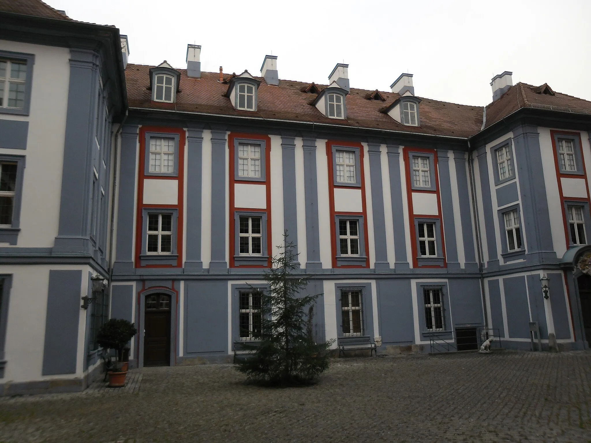 Photo showing: Ansichten von Obernzenn, unter anderem von der Kirche St. Gertrud, dem Torhaus, dem Pfarrhaus und dem Blauen und Roten Schloss