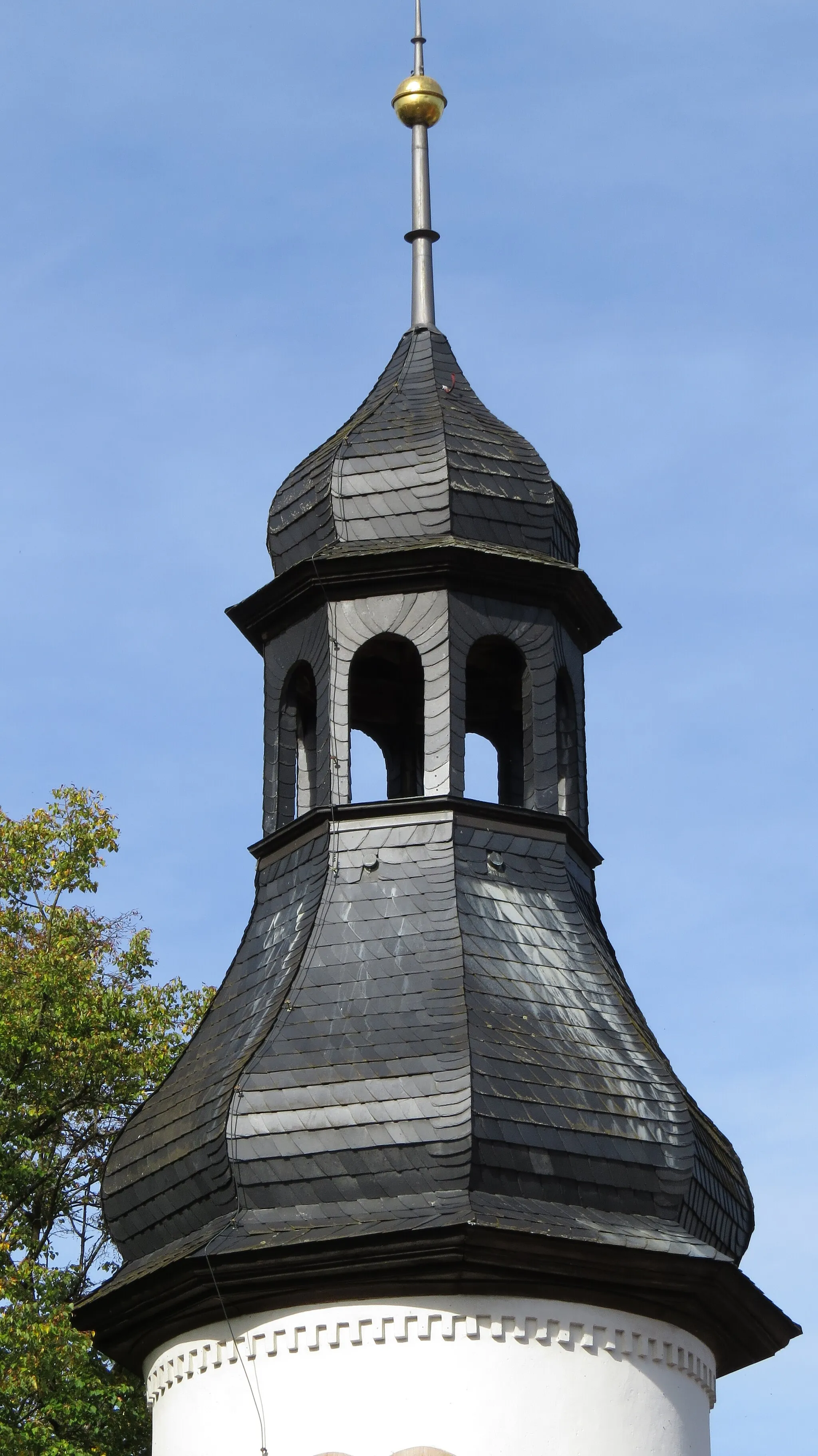 Photo showing: Schloss; Zweiflügelbau, der Nordflügel mit Ecksporen 1704 über Kern von 1574, der Südflügel 1719; mit Ausstattung; von der ursprünglichen Befestigung einzelner Rundturm, 1597, im 18. Jahrhundert erhöht; Kapellenflügel mit Evang.-Luth. Kirche, Mitte 18. Jahrhundert, um 1830 erweitert (= Haus Nummer 23); Kanzleigebäude, Mansarddachbau, bezeichnet 1792; Nebengebäude eingeschossiges Walmdachhaus, bezeichnet 1780; Ummauerung; Park, 18. Jahrhundert, im frühen 19. Jahrhundert in einen englischen Landschaftspark verwandelt.