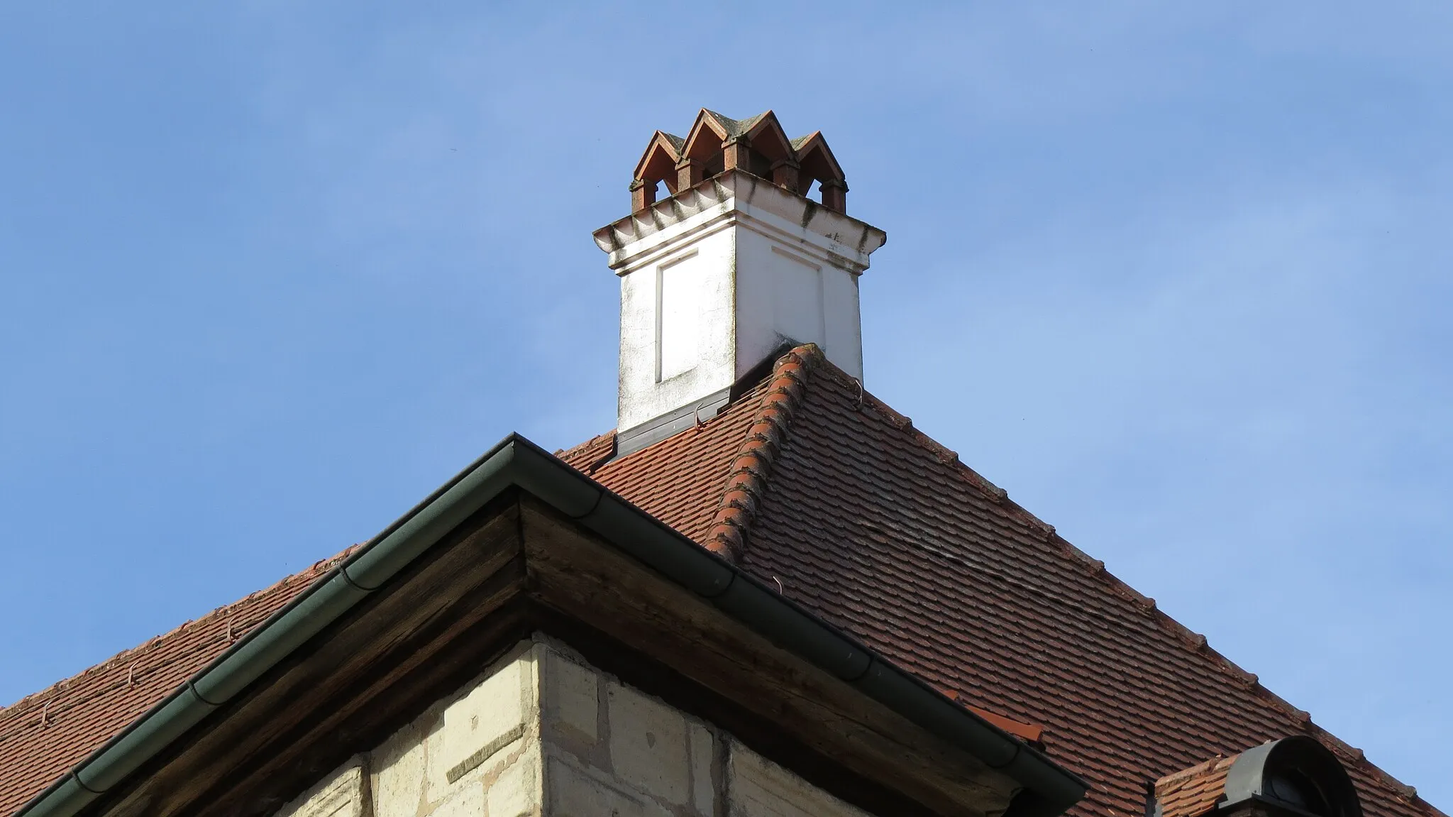 Photo showing: Schloss; Zweiflügelbau, der Nordflügel mit Ecksporen 1704 über Kern von 1574, der Südflügel 1719; mit Ausstattung; von der ursprünglichen Befestigung einzelner Rundturm, 1597, im 18. Jahrhundert erhöht; Kapellenflügel mit Evang.-Luth. Kirche, Mitte 18. Jahrhundert, um 1830 erweitert (= Haus Nummer 23); Kanzleigebäude, Mansarddachbau, bezeichnet 1792; Nebengebäude eingeschossiges Walmdachhaus, bezeichnet 1780; Ummauerung; Park, 18. Jahrhundert, im frühen 19. Jahrhundert in einen englischen Landschaftspark verwandelt.