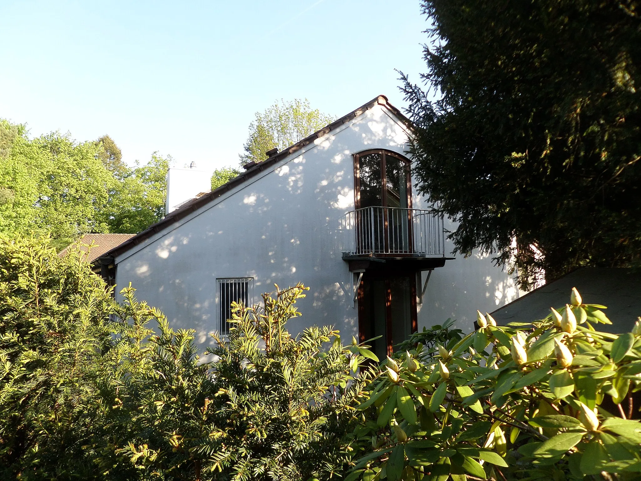 Photo showing: Kohlbuckweg 9 - Wohnhaus - Eingeschossiger Satteldachbau mit ausgebautem Dach, mit zum Garten hin eingezogener, vollverglaster Südwestwand und mit nach Süden leicht versetzt angeordnetem Garagenbau mit Walmdach, von Sep Ruf, 1951-53. - D-5-64-000-2393