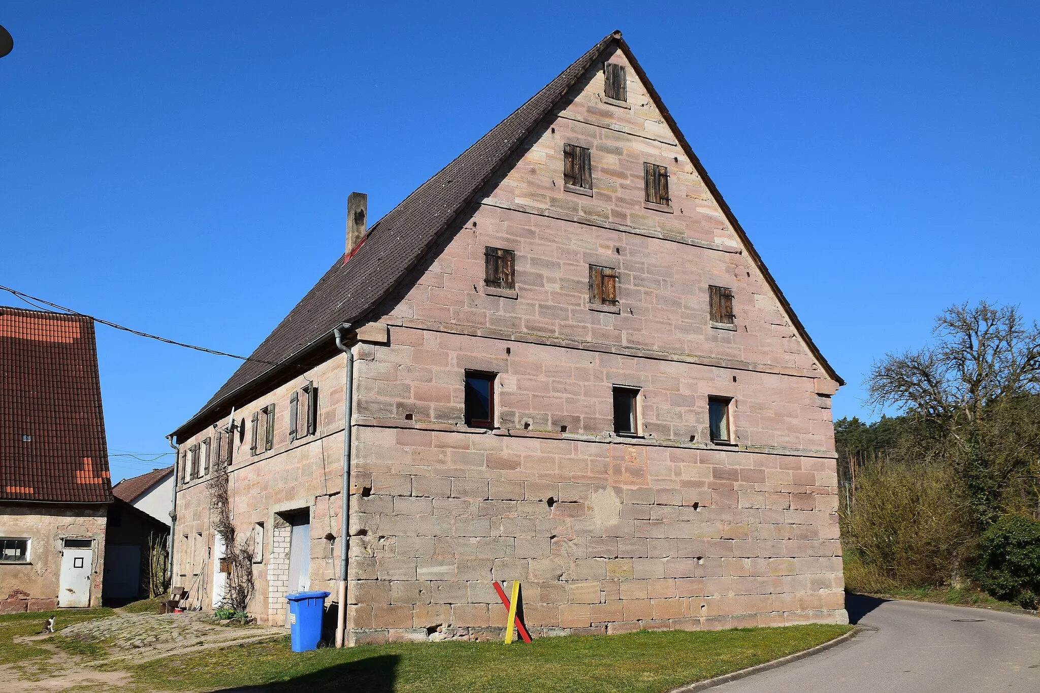 Photo showing: zweigeschossiger, traufseitiger Sandsteinquaderbau mit Steilsatteldach