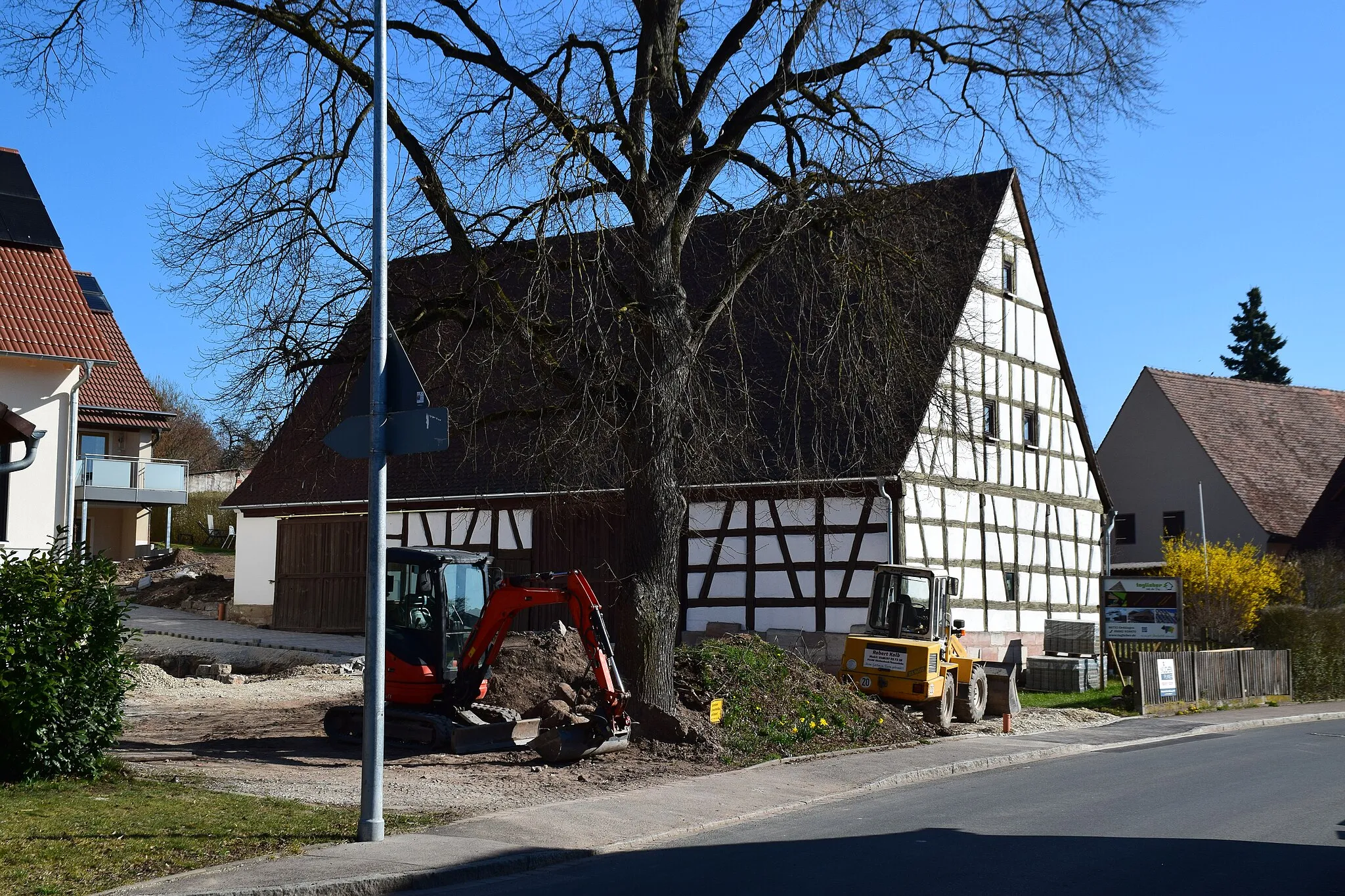 Photo showing: giebelständiger Fachwerkbau mit Steilsatteldach auf Sandsteinsockel