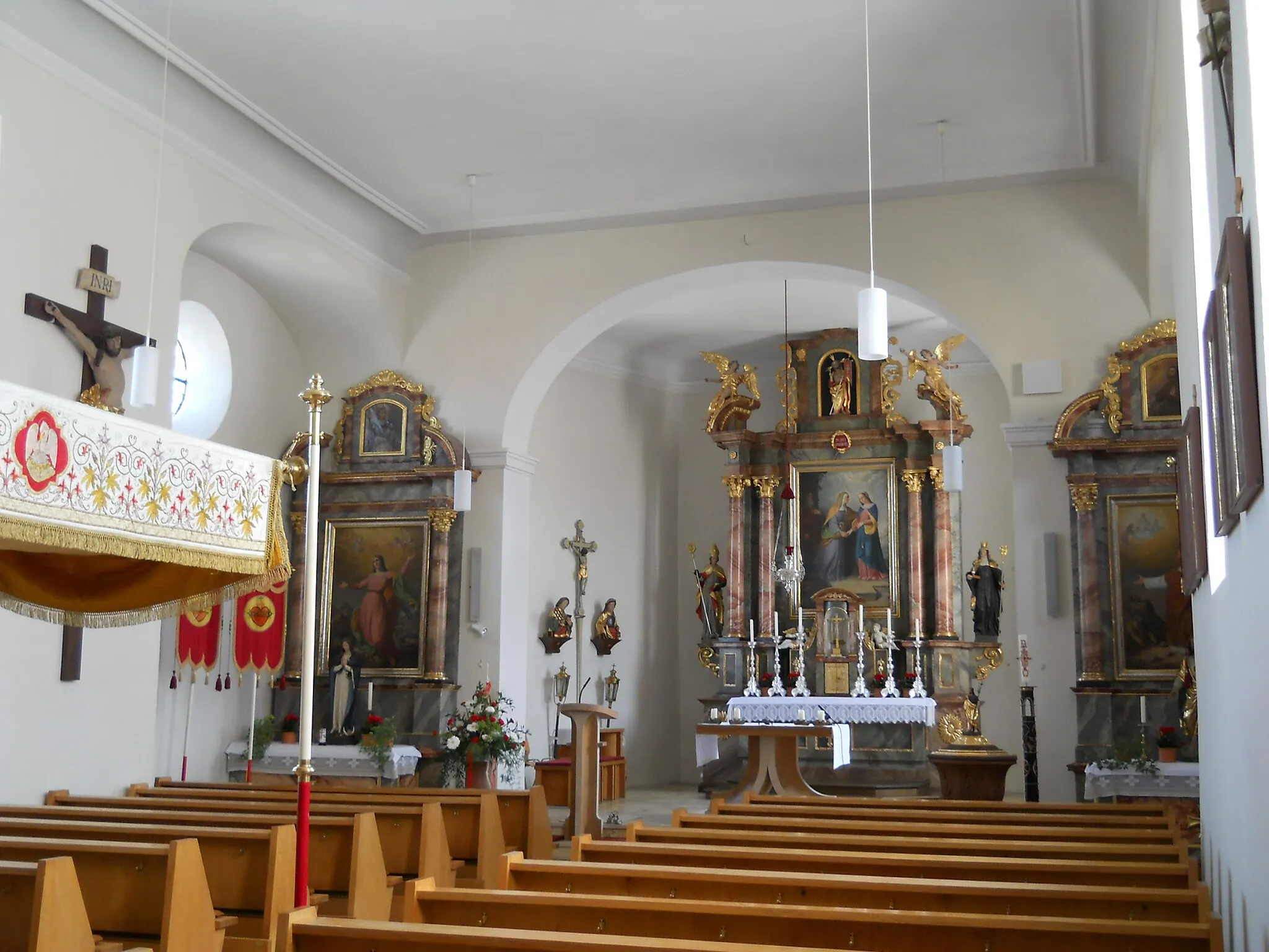 Photo showing: Rauenzell, Ortsteil von Herrieden im Landkreis Ansbach (Bayern), Kath. Pfarrkirche Mariä Heimsuchung, Blick nach Westen
