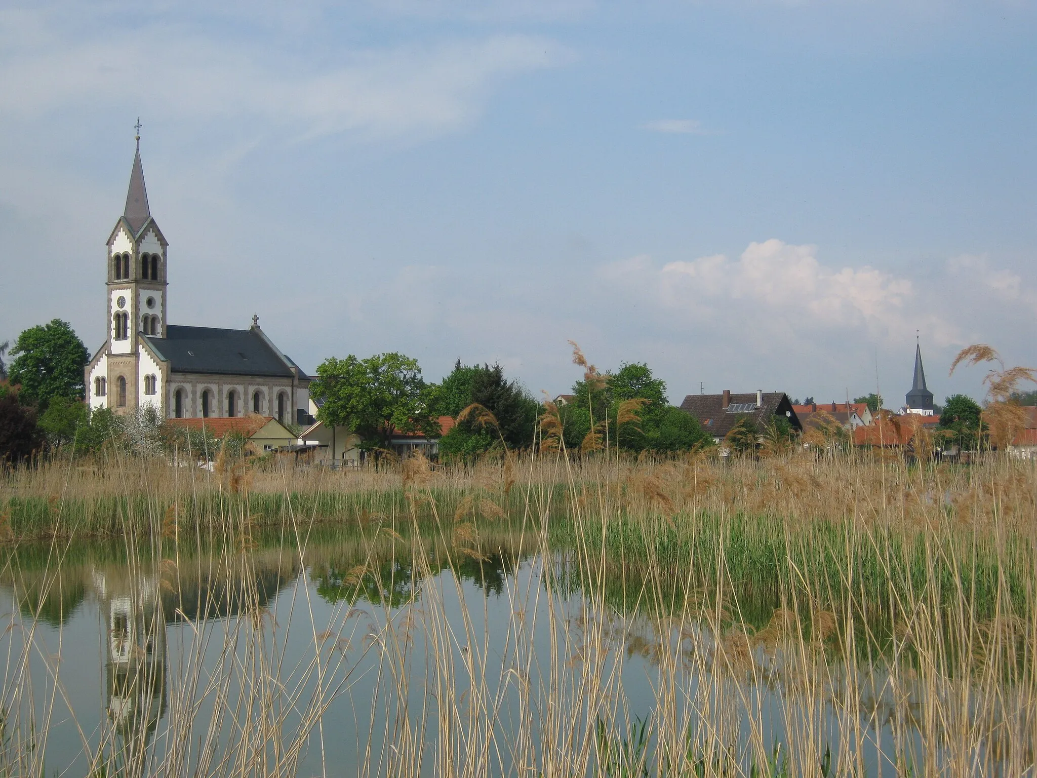Photo showing: Blick auf das mittelfränkische Weisendorf mit katholischer und evangelischer Kirche