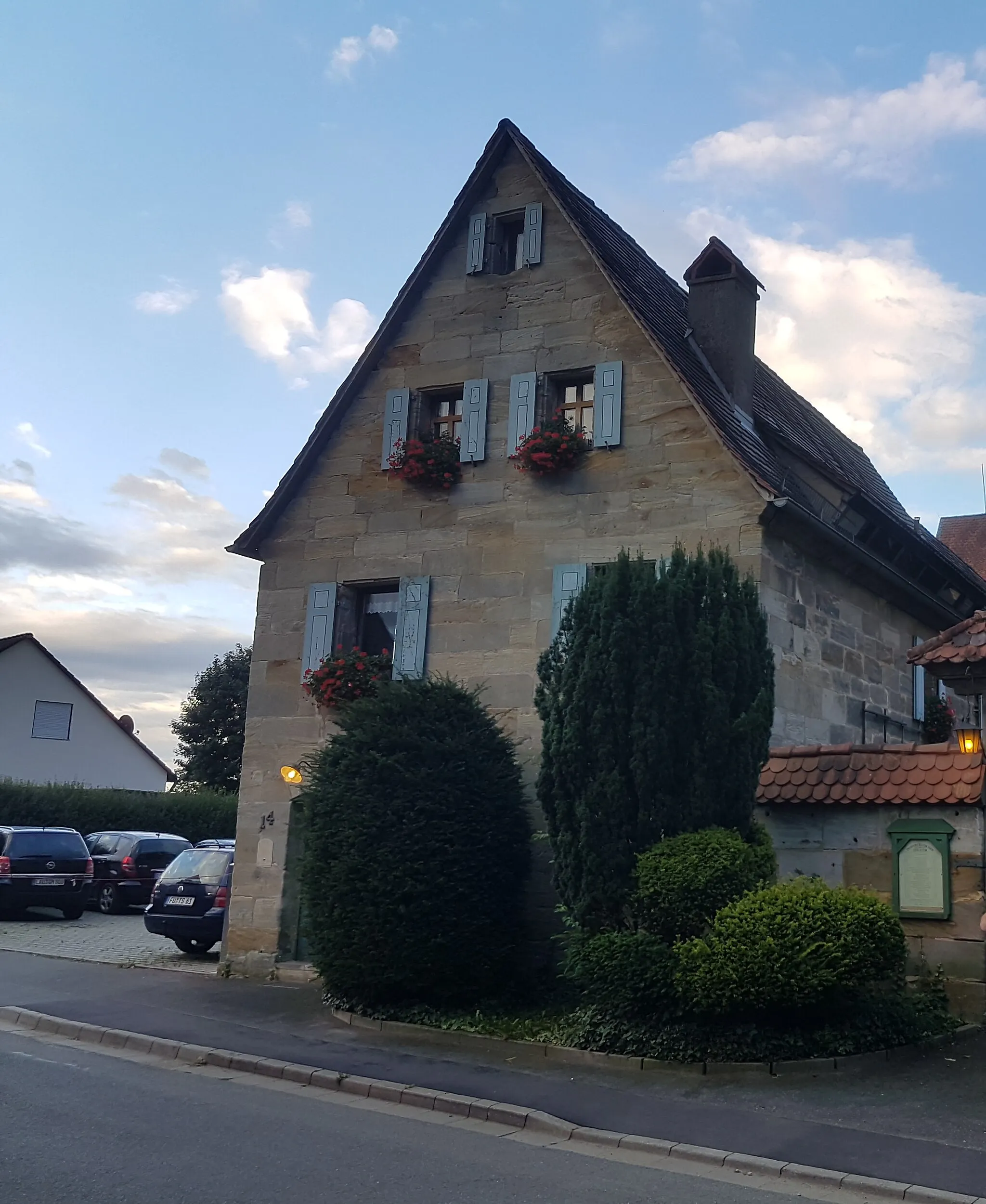 Photo showing: Dehnberg 14 Bauernhof, heute Dehnberger Hoftheater Ehemaliges Wohnstallhaus, zweigeschossiger Sandsteinbau mit Steildach, drittes Viertel 19. Jahrhundert Ehemalige Scheune, Sandsteinbau mit Steildach, 19. Jahrhundert Ehemalige Scheuer, schmaler zweigeschossiger Sandsteinquaderbau, 19. Jahrhundert Einfriedung, Pfeilergitterzaun, wohl spätes 19. Jahrhundert D-5-74-138-200