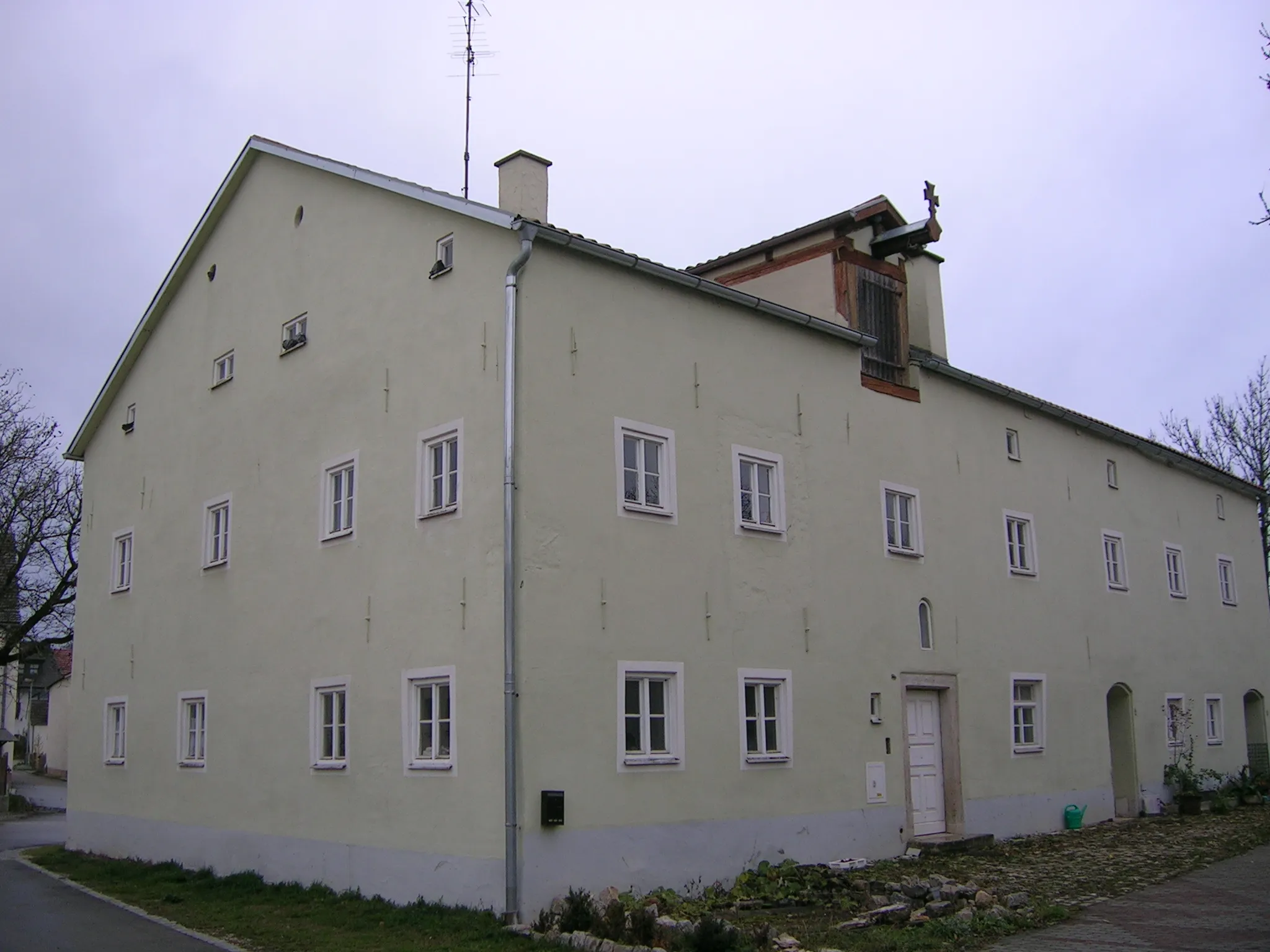 Photo showing: Hauptstraße 18, Pietenfeld: Bauernhaus, langgestrecktes zweigeschossiger Flachsatteldachbau mit Kniestock, (ehem. mit Kalkplattendach) und Aufzugsgiebel, 1852, Wohnteil im Kern älter.