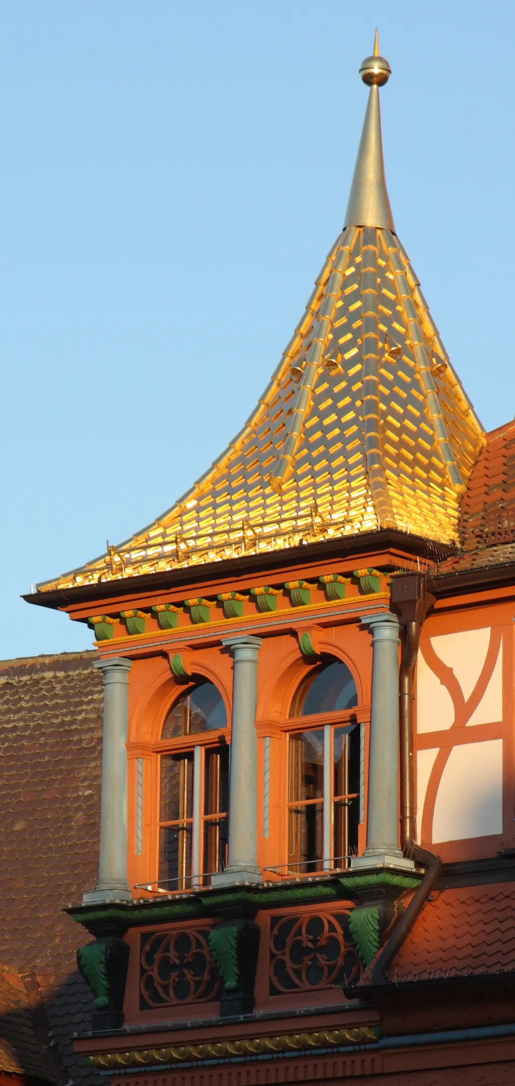 Photo showing: Mit Blattgold gedecktes Dach des Schwabacher Rathauses