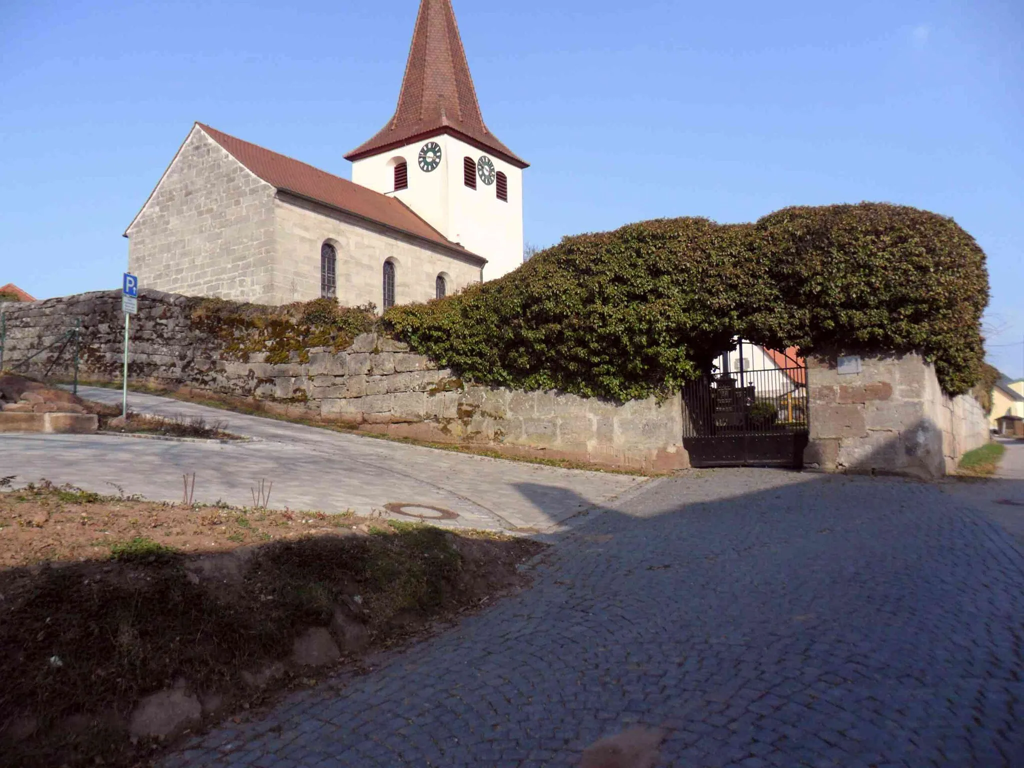 Photo showing: Unterschlauersbach-Ansicht von Südwesten mit Kirche über Kirchhofmauer (mit Torrest im südwesten)-23022012