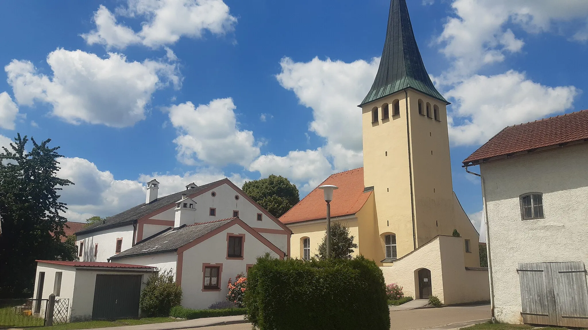 Photo showing: katholische Kirche, Chorturmkirche, Pfarrkirche, Saalbau mit Walmdach im Kern spätgotisch mit Chorturm, Langhaus barockisiert; Bauernhaus