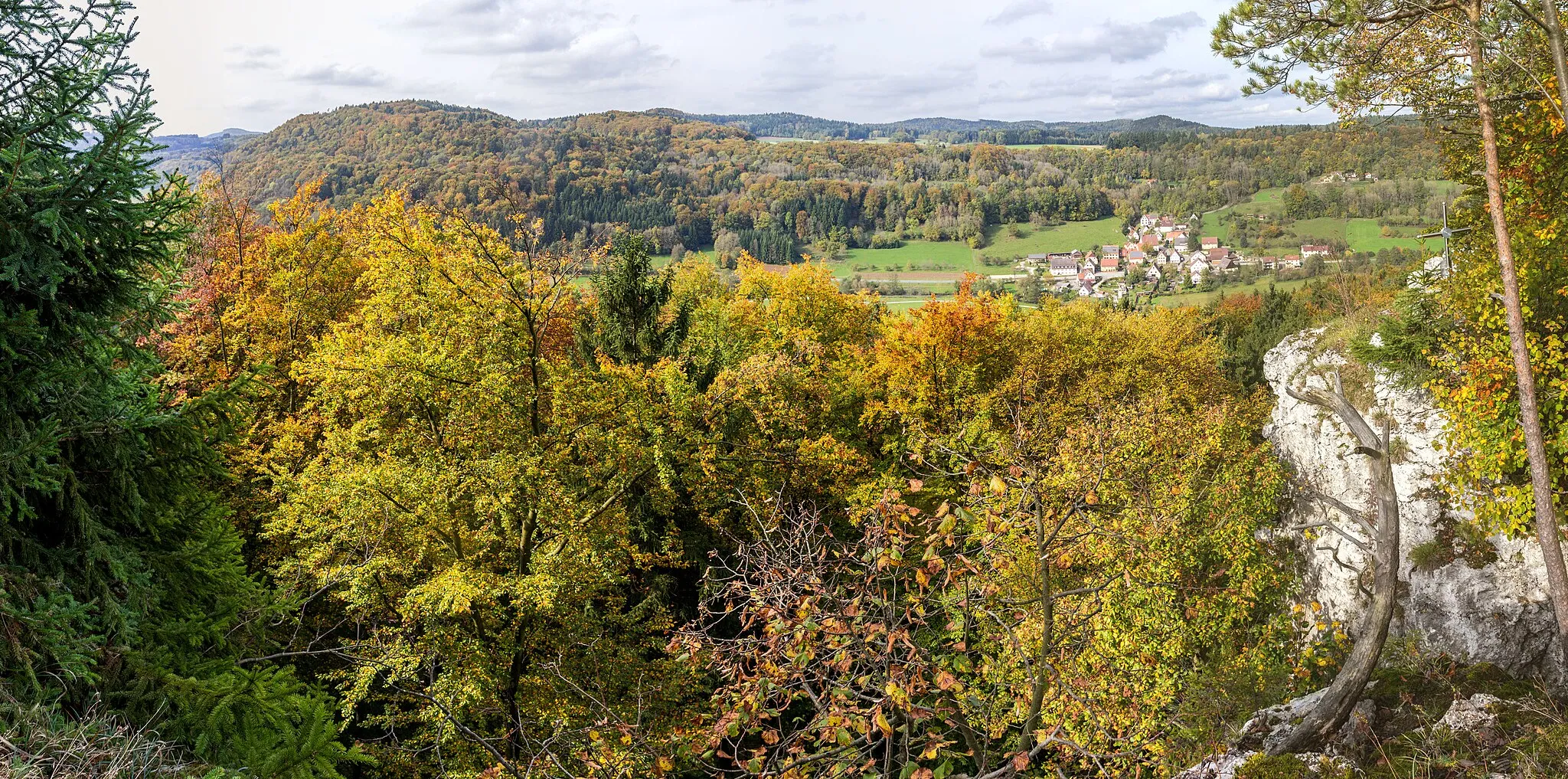 Photo showing: Düsselbacher Wand, Felswand, Vorra, Geotop