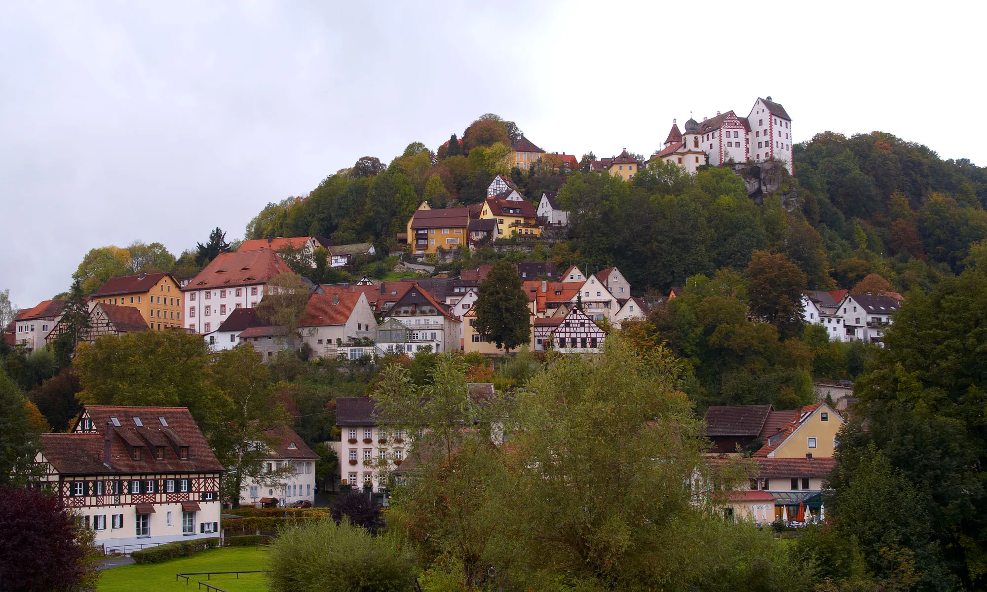 Photo showing: View from west on the city of Egloffstein with the Castle Egloffstein on the right.