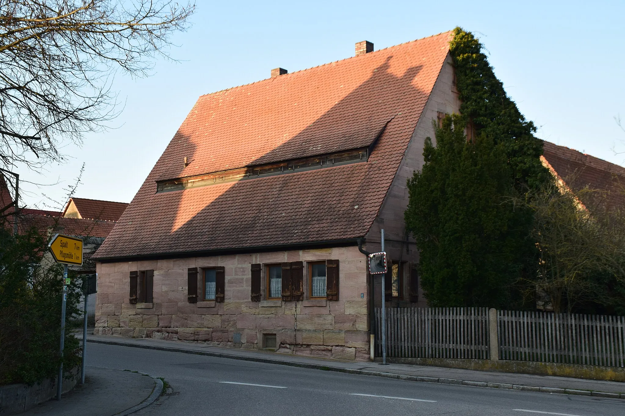 Photo showing: erdgeschossiger, traufseitiger Sandsteinquaderbau mit Steilsatteldach und Trockenluke