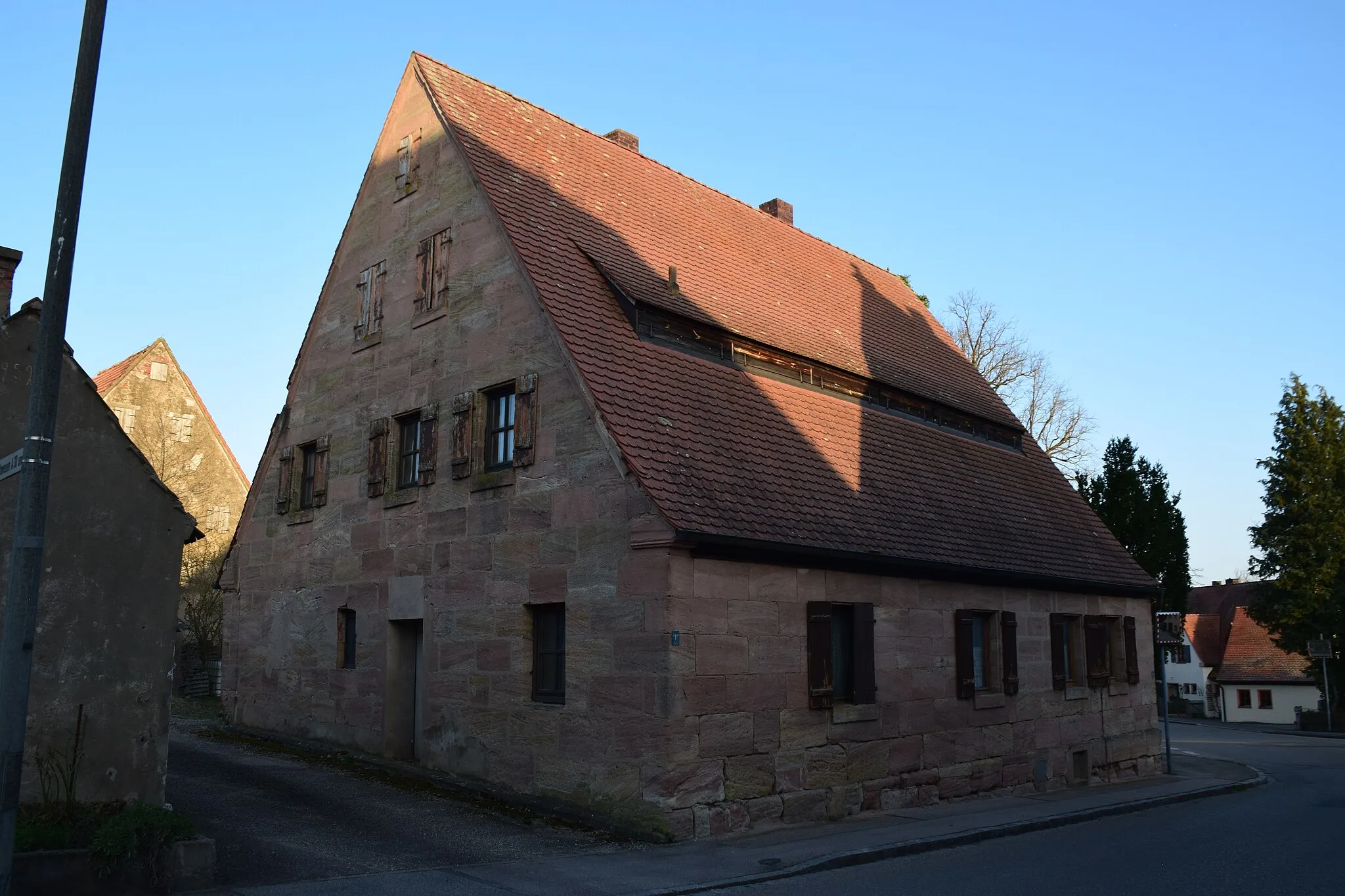 Photo showing: erdgeschossiger, traufseitiger Sandsteinquaderbau mit Steilsatteldach und Trockenluke