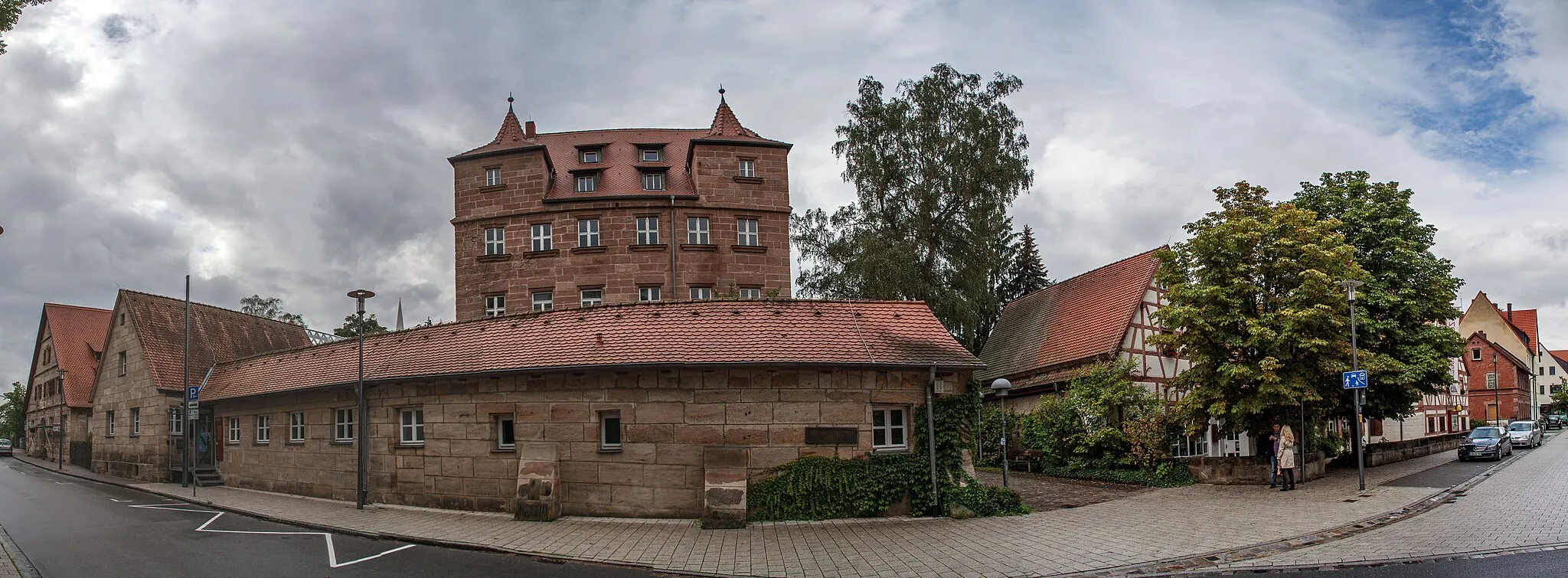 Photo showing: Ehem. Herrensitz, sog. Pfinzingschloss, dreigeschossiger Quaderbau mit Eckerkern, 2. Hälfte 16. Jahrhundert; mit Ausstattung; Nebengebäude (Nr. 8), schmaler zweigeschossiger Sandsteinquaderbau, im Kern wohl 2. Hälfte 16./17. Jahrhundert; Nebengebäude (Nr. 12/14), zwei eingeschossige Sandsteinquaderbauten, 17. bis 19. Jahrhundert, zum Teil entkernt.