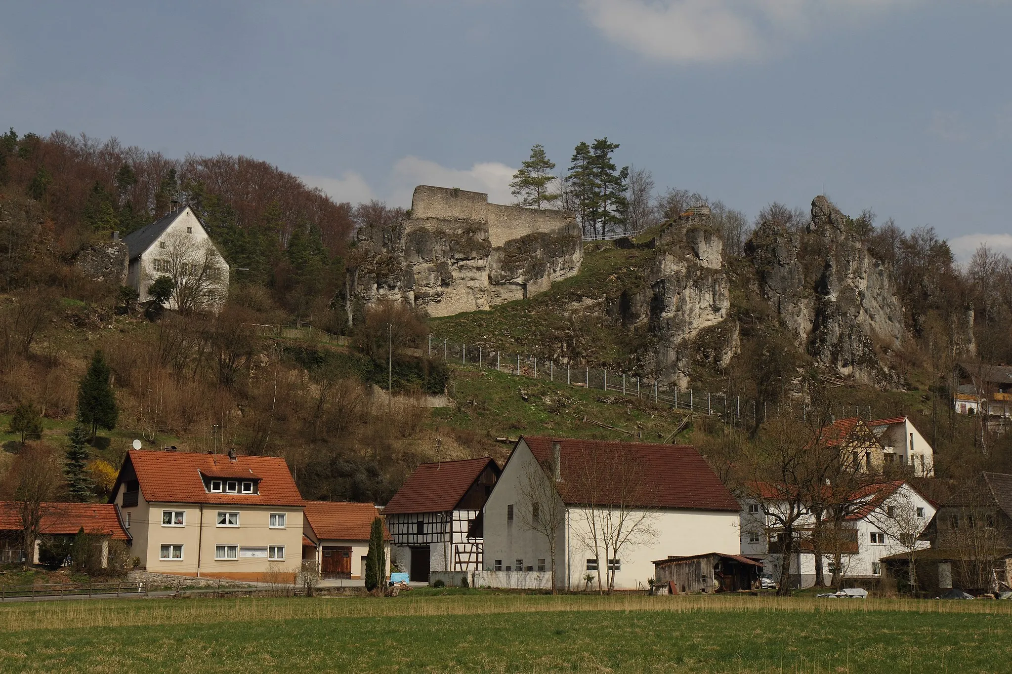 Photo showing: Burgruine Wolfsberg - Ansicht von Ort und Burgruine Wolfsberg aus südwestlicher Richtung