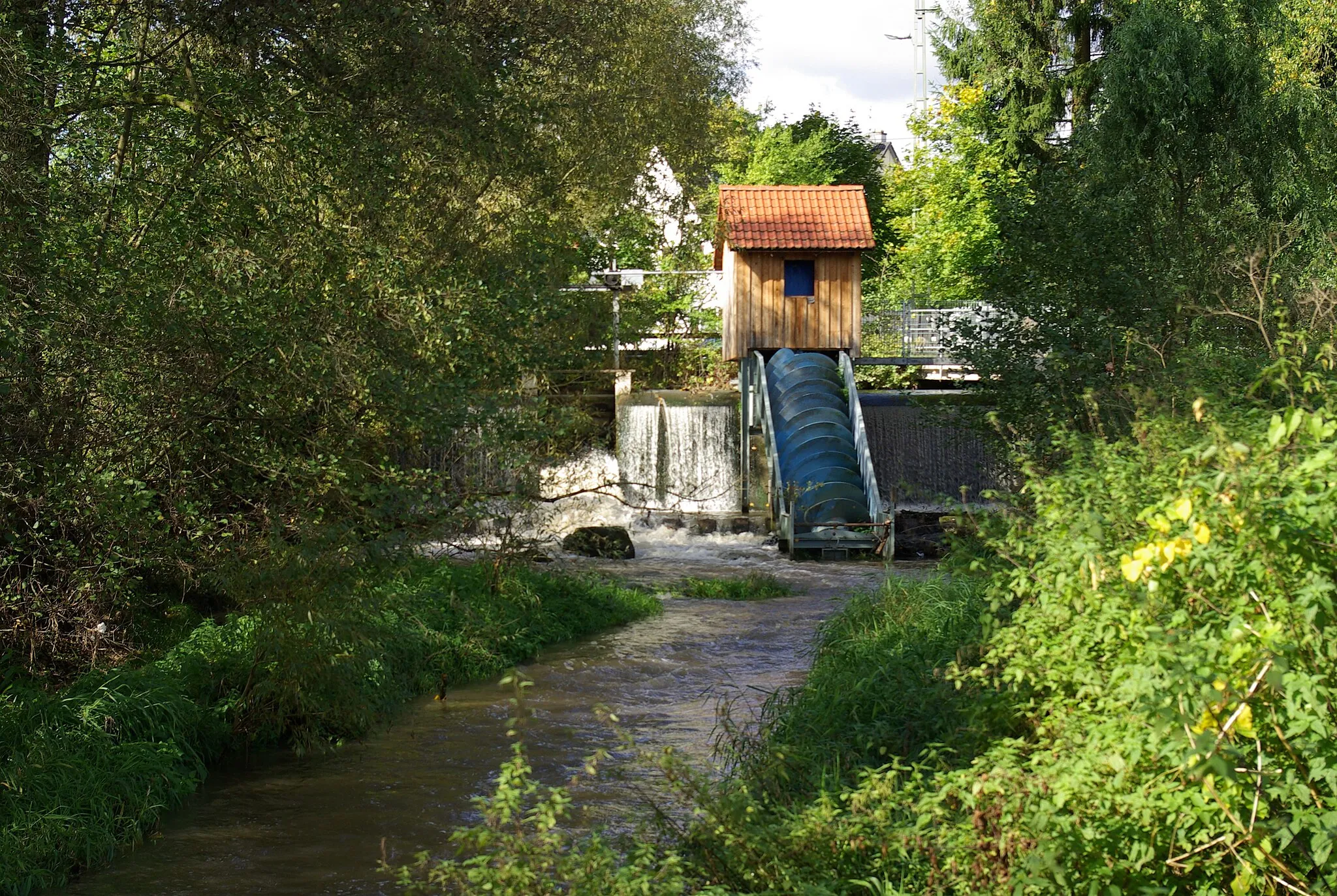 Photo showing: Neuses (Erlangen), Wasserkraftschnecke an der Aurach