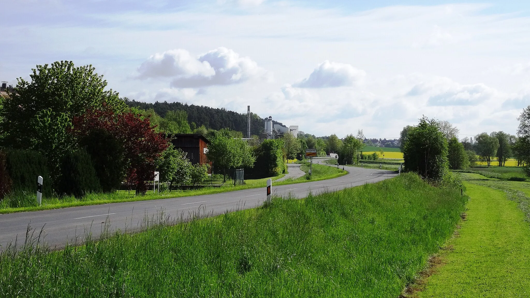 Photo showing: Die Umgehungsstraße von Tragelhöchstädt im Frühjahr. Im Hintergrund: Die Bitumenmischanlage der BAM