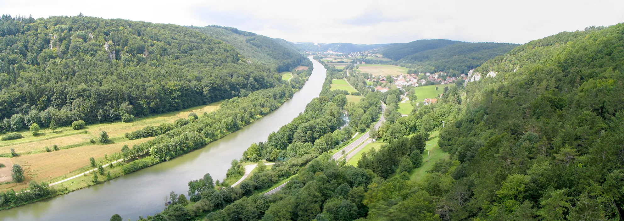 Photo showing: Altmuehltal Bavaria - Picture from Burg Prunn. Im Bild links das Naturschutzgebiet und Naturwaldreservat Klamm und Kastlhäng, rechts das Naturschutzgebiet um Schloß Prunn.