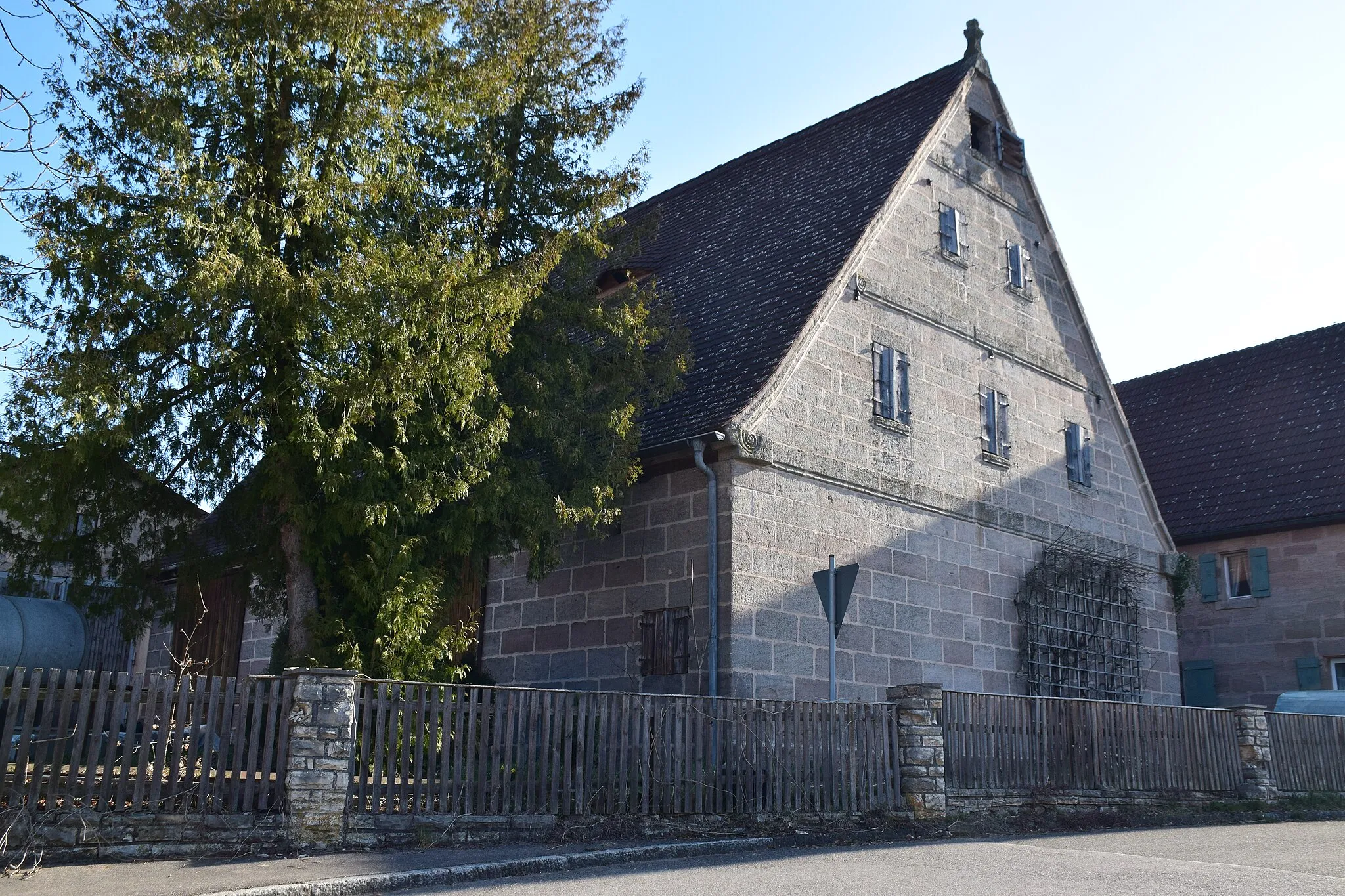 Photo showing: erdgeschossiger, giebelständiger Sandsteinquaderbau mit Steilsatteldach, Giebelaufsatz und Voluten