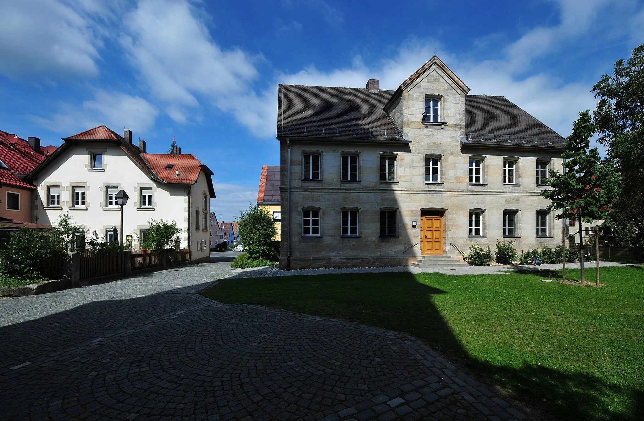 Photo showing: Kalchreuth: ehem. Schule, Dorfplatz 10

This is a photograph of an architectural monument. It is on the list of cultural monuments of Kalchreuth, no. D-5-72-137-2.