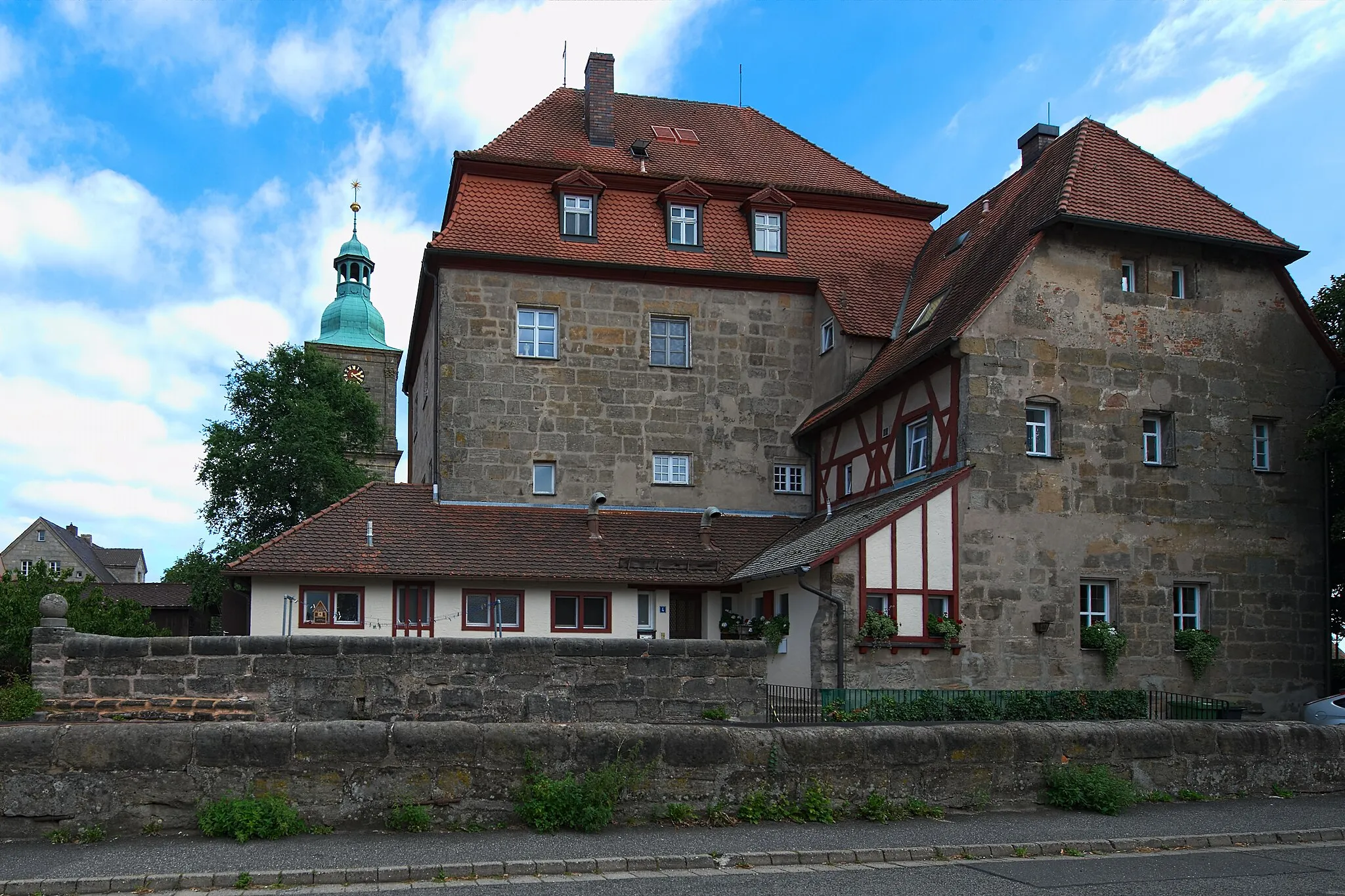 Photo showing: Kalchreuth: Schloss

This is a photograph of an architectural monument. It is on the list of cultural monuments of Kalchreuth, no. D-5-72-137-8.