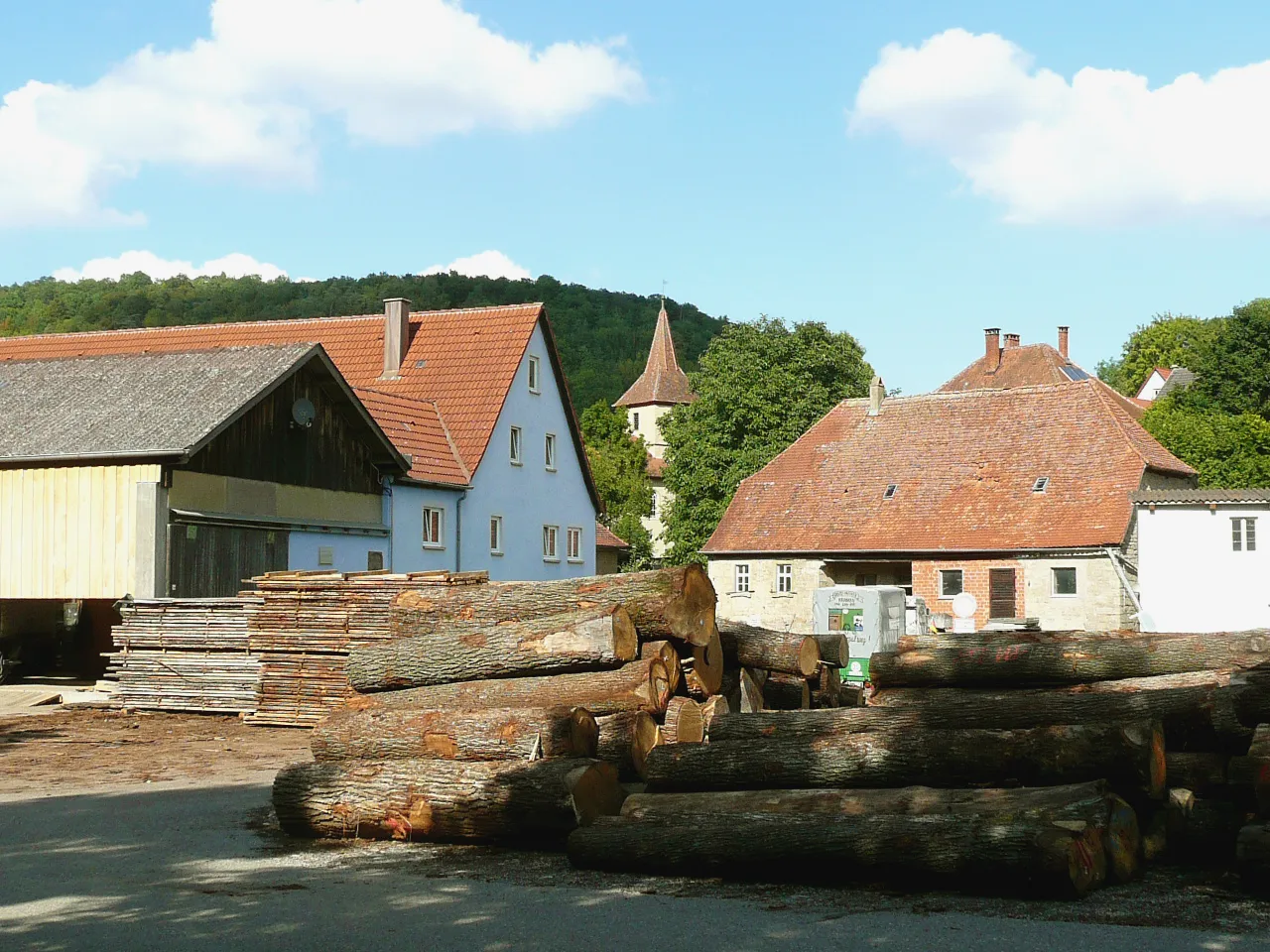 Photo showing: Tauberscheckenbach, the Holzinger sawmill, the Church