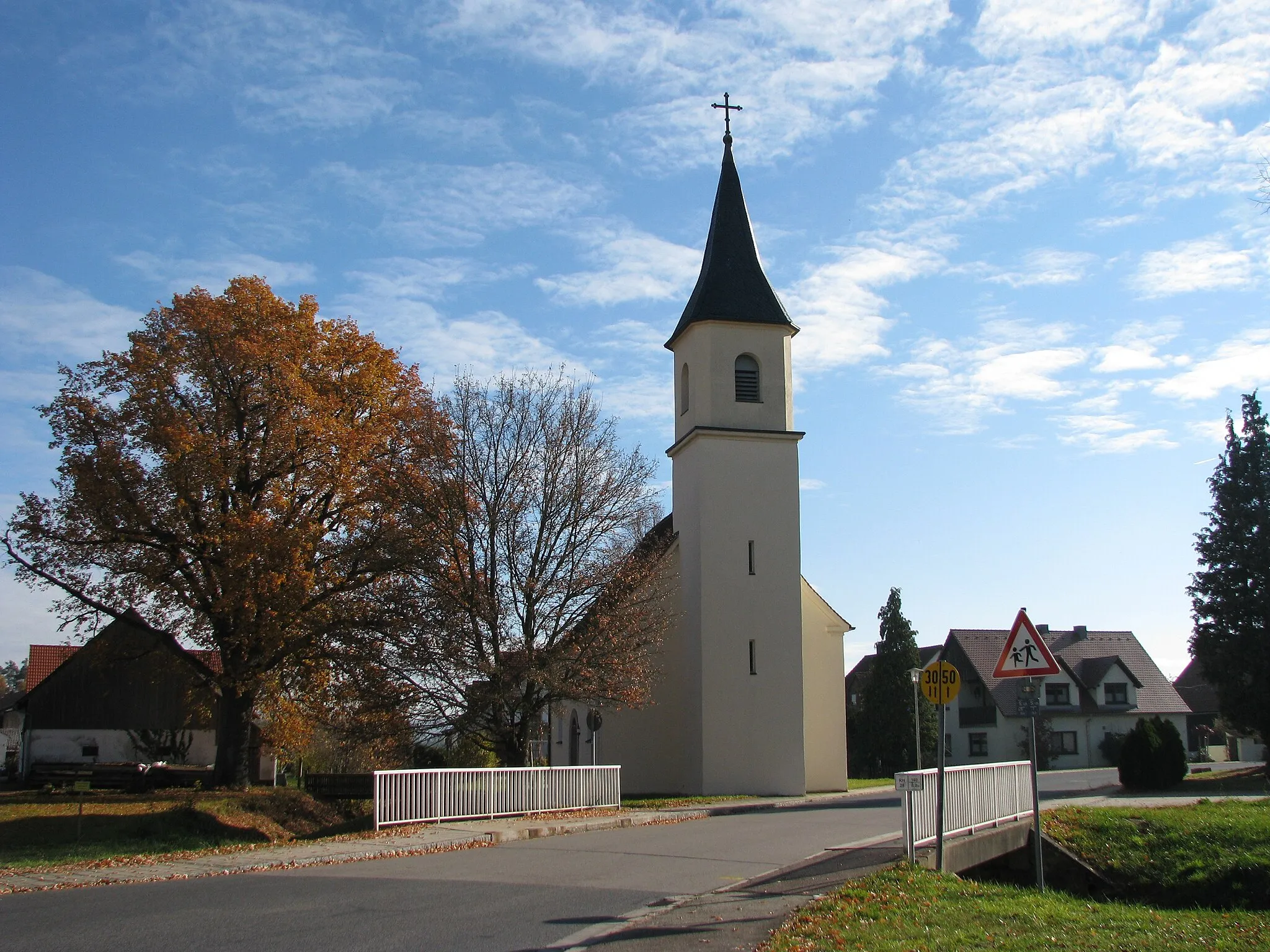 Photo showing: Karm, Ortsteil von Hilpoltstein im mittelfränkischen Landkreis Roth (Bayern), Katholische Dorfkirche St. Marien