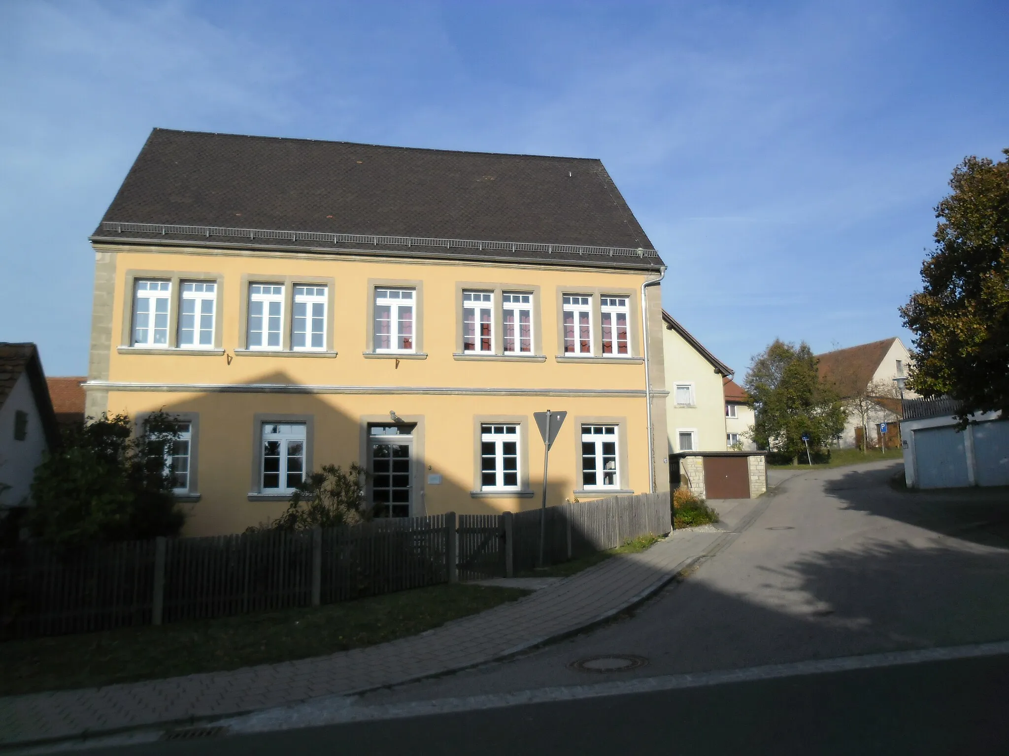 Photo showing: Anwesen mit der postalischen Adresse Alfershausen 3 östlich der Pfarrkirche St. Martin im Thalmässinger Ortsteil Alfershausen