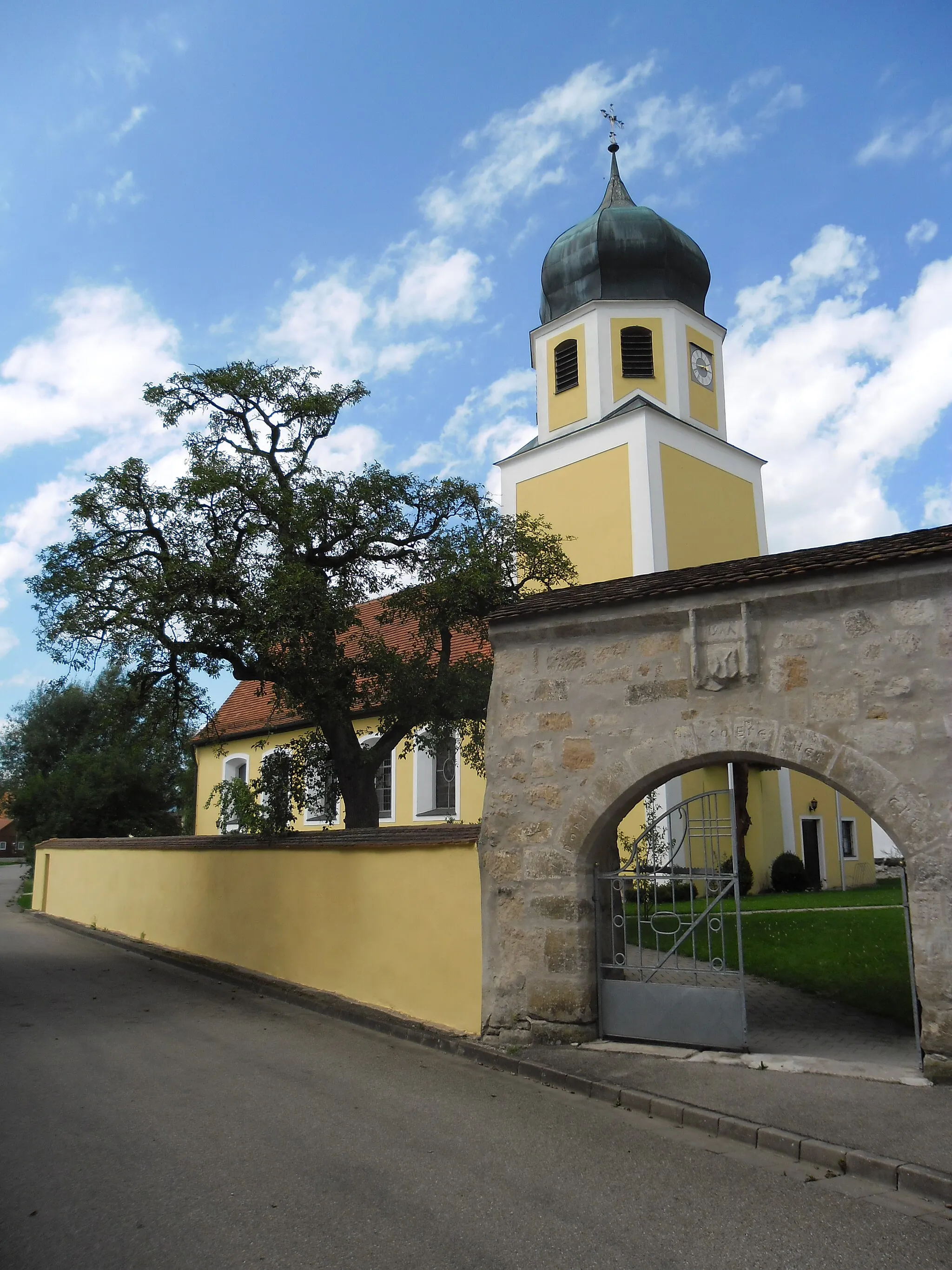 Photo showing: Friedhofstor und Kirchturm in Cronheim