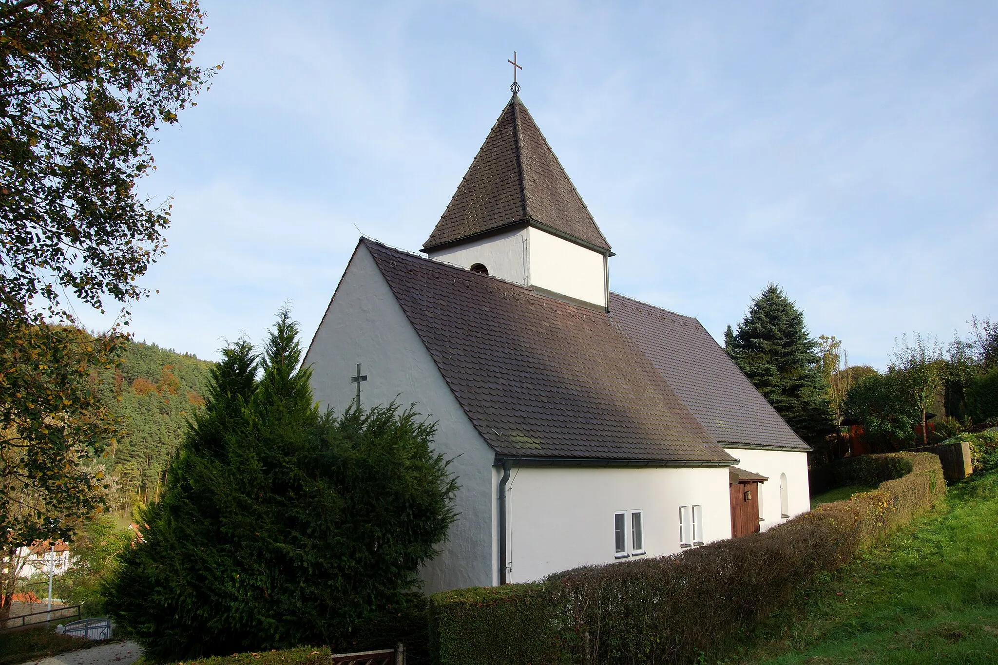 Photo showing: Die evangelische Vikariatskirche St. Johannes (Johanniskirche) in Högen bei Weigendorf