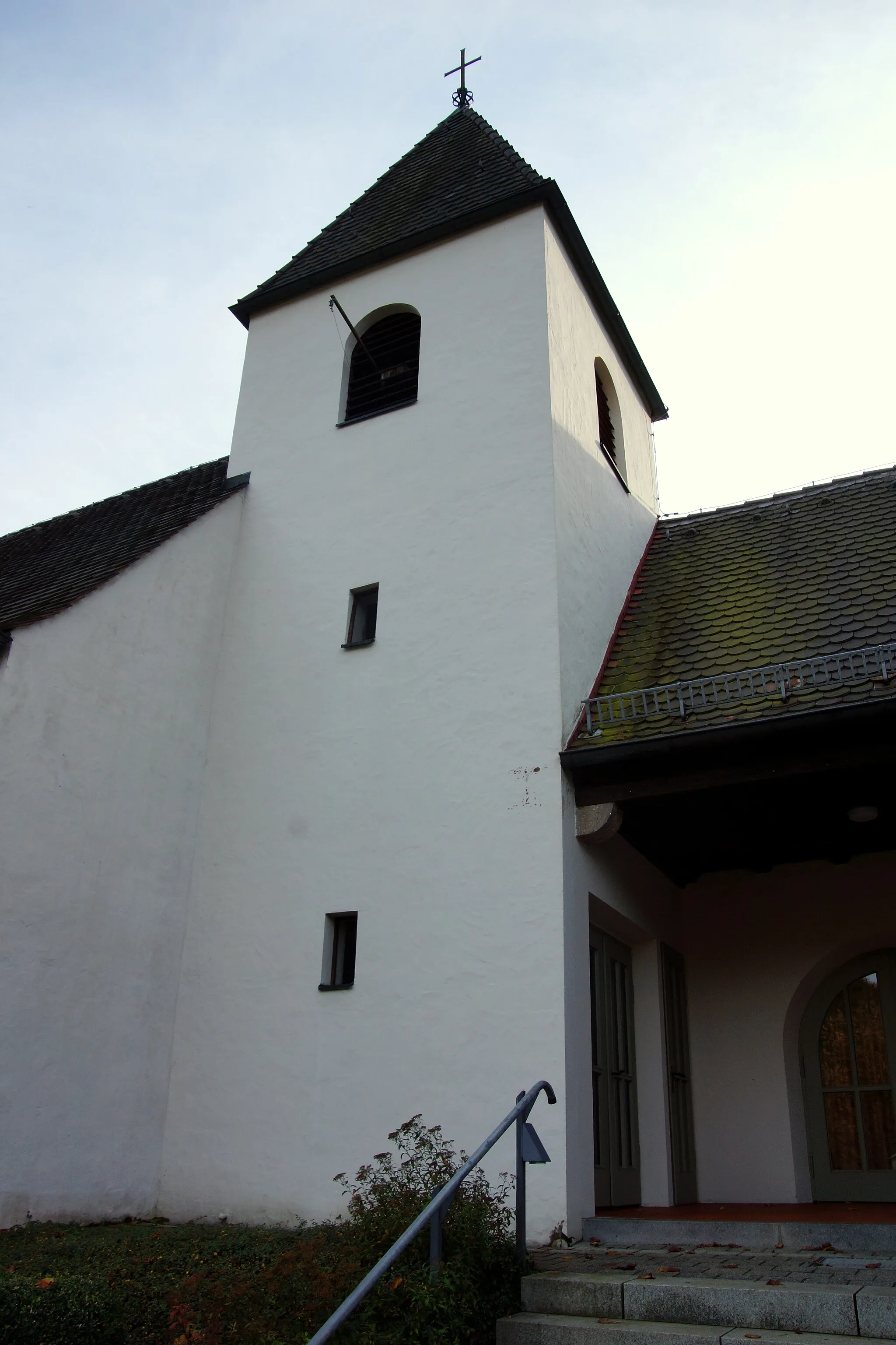 Photo showing: Die evangelische Vikariatskirche St. Johannes (Johanniskirche) in Högen bei Weigendorf