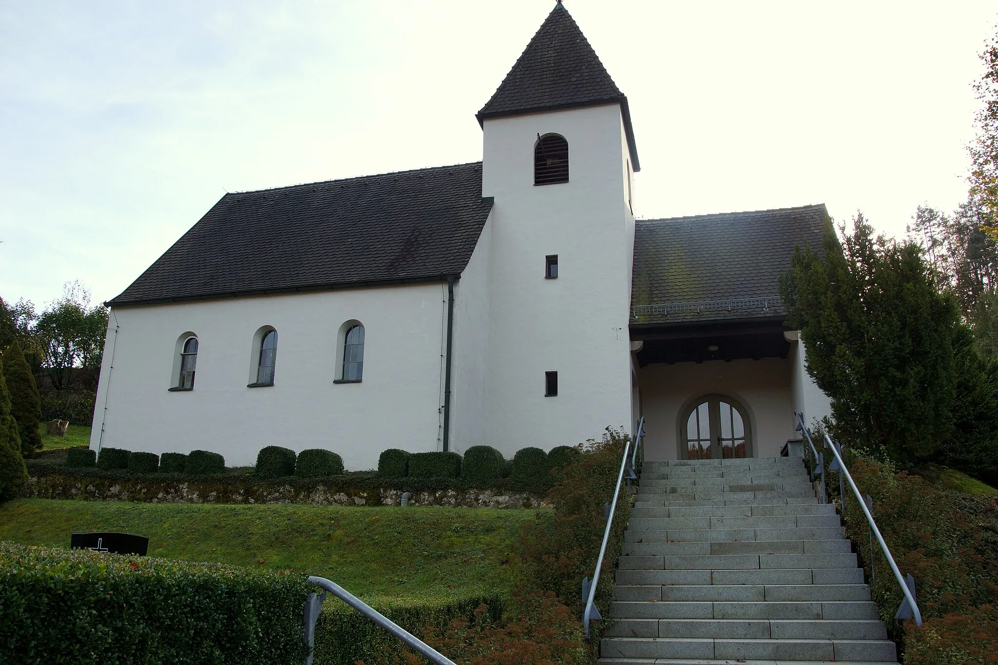 Photo showing: Die evangelische Vikariatskirche St. Johannes (Johanniskirche) in Högen bei Weigendorf