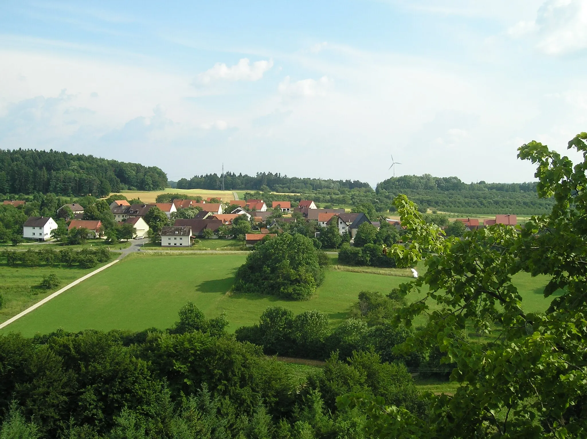 Photo showing: The village of Haidhof in the Franconian Swiss mountain range in Bavaria, Germany viewed from above from the peak of the Schlossberg mountain.