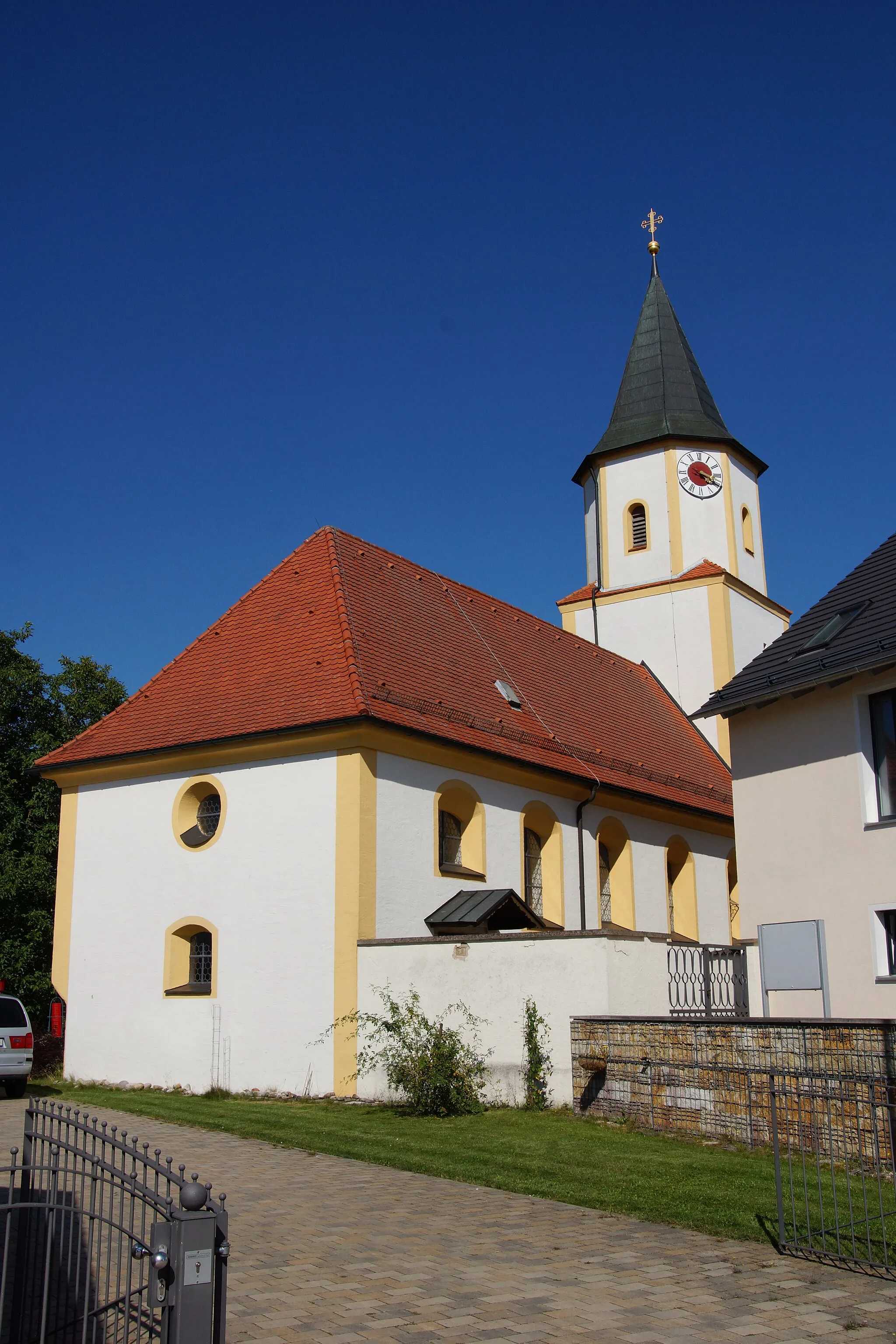 Photo showing: Die katholische Filialkirche St. Pantaleon im Raitenbucher Ortsteil Reuth am Wald.