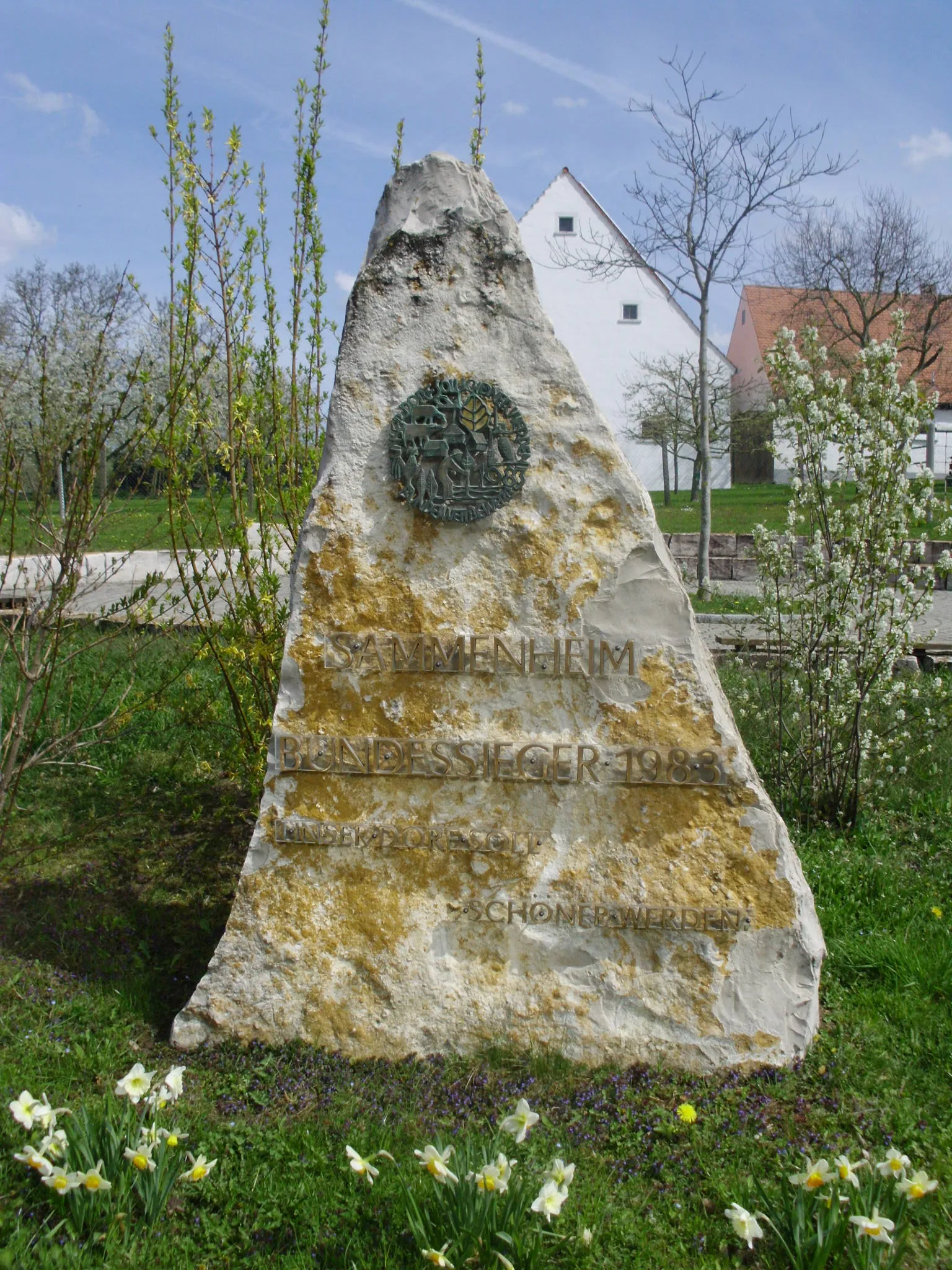 Photo showing: Sammenheim, Ortsteil der Gemeinde Dittenheim im mittelfränkischen Landkreis Weißenburg-Gunzenhausen, Gedenkstein für den Bundessieg 1983 "Unser Dorf soll schöner werden"