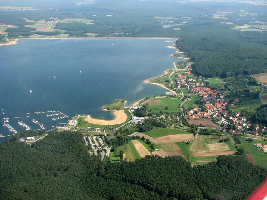Photo showing: Luftaufnahme des großen Brombachsees, Blickrichtung Osten zur Talsperre. Rechts im Bild die Ortschaft Ramsberg.